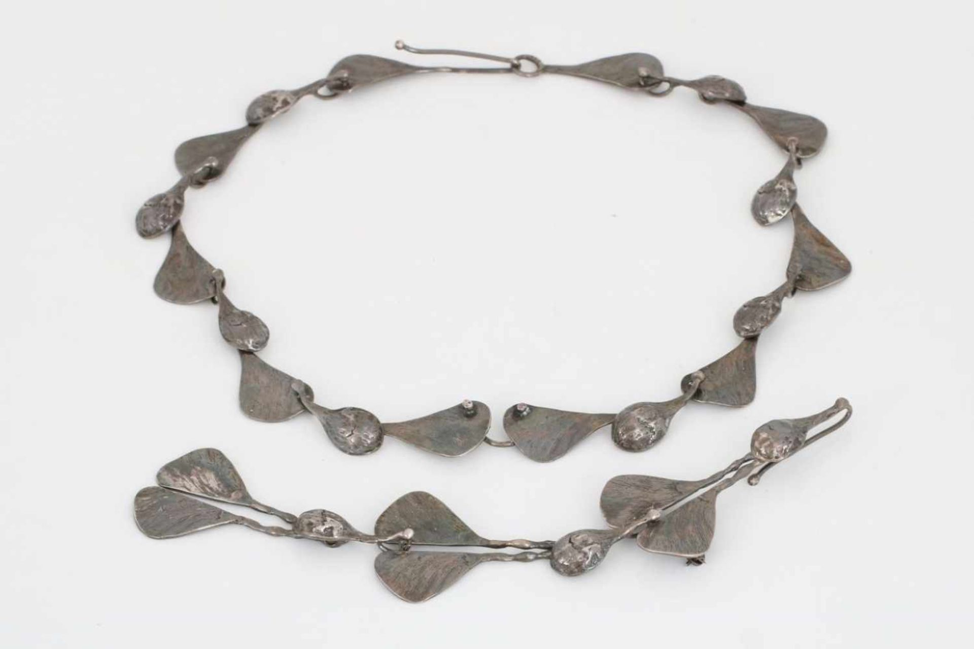 Silber Schmuckset wohl MIMI RABINOWITZbestehend aus 1 Halskette und 1 Brosche/Einhänger,