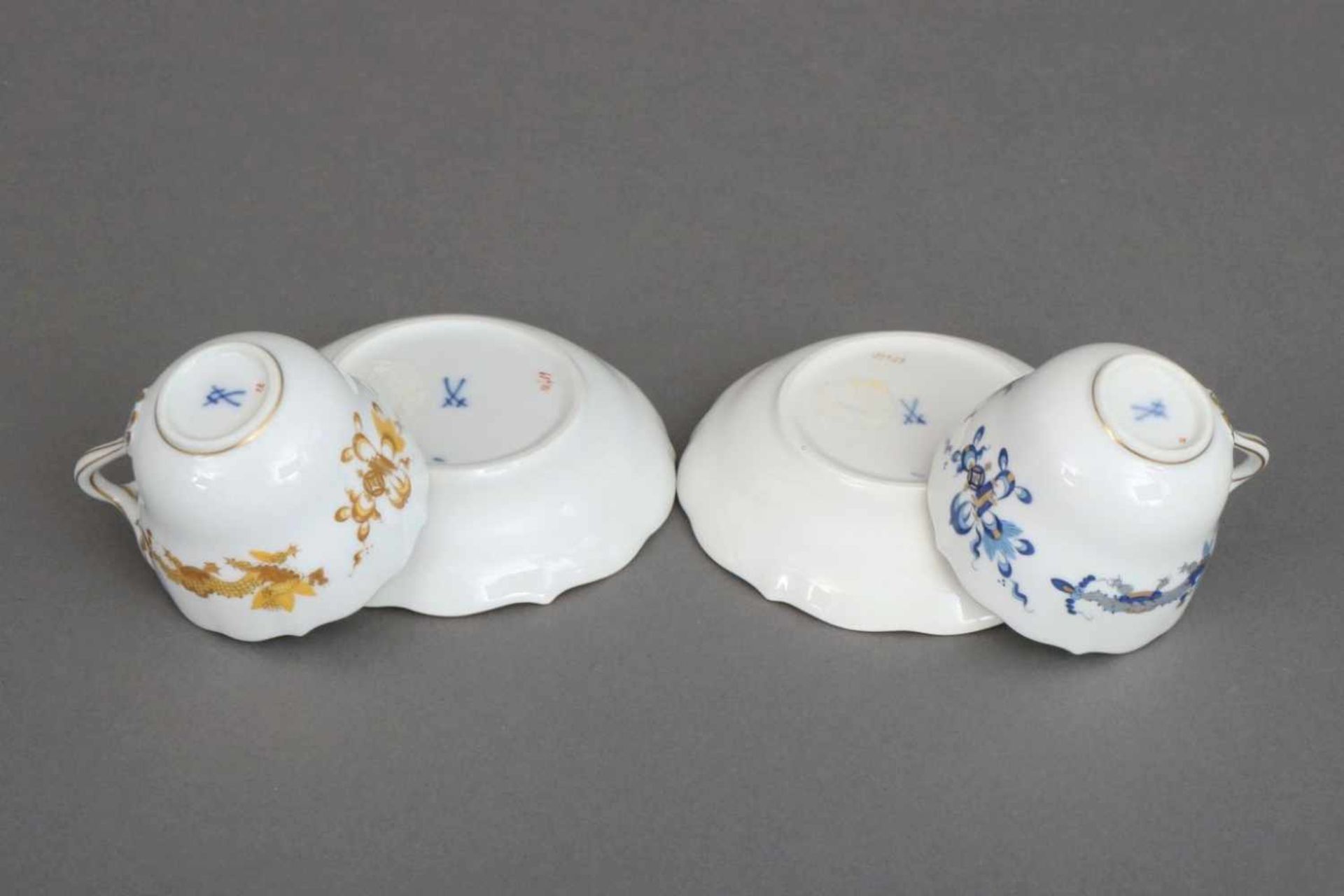 2 MEISSEN Mokkatassen ¨Reicher Hofdrache¨1x gelbe, 1x blaue Ausführung, Goldstaffage und Goldrand, - Image 2 of 2