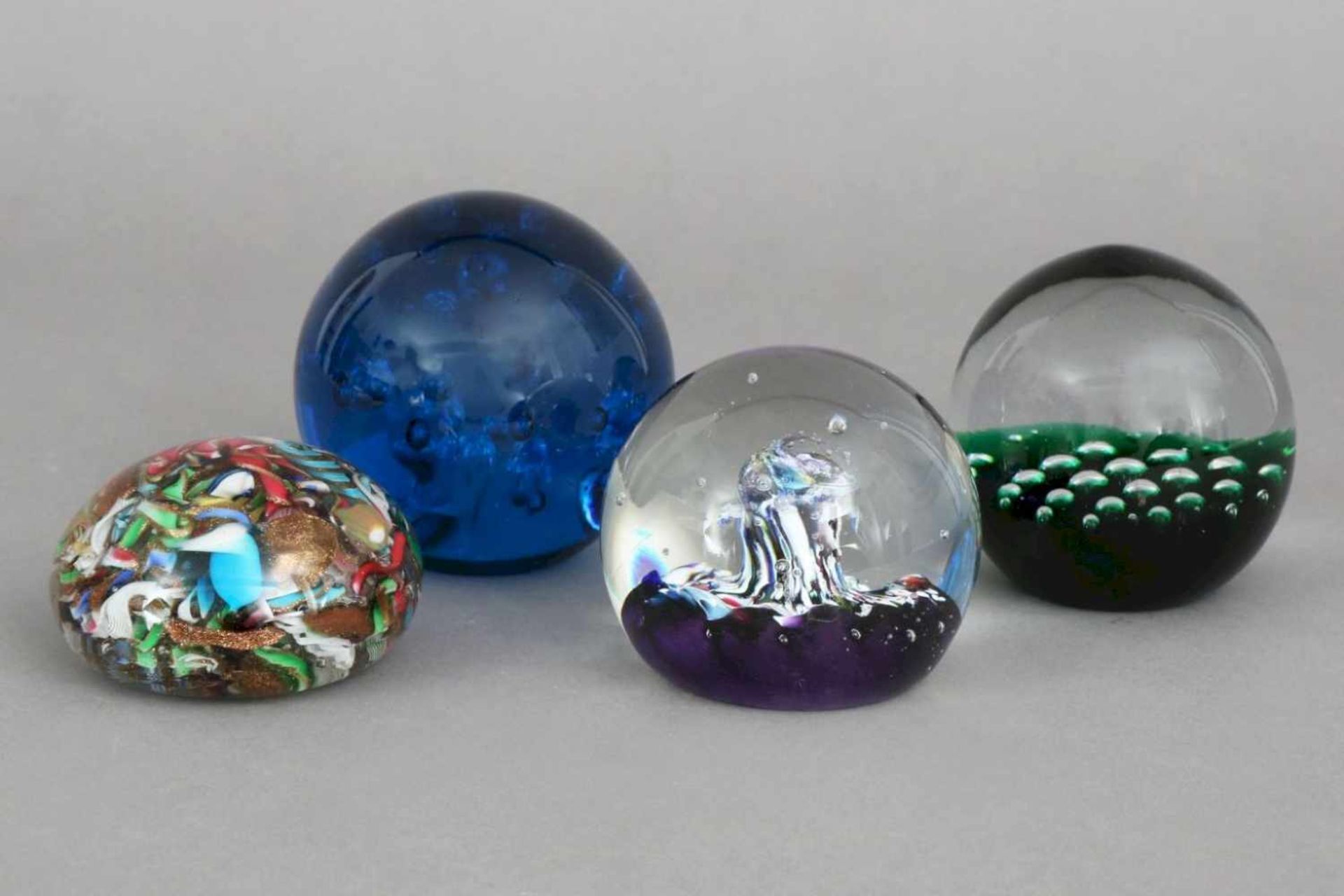 4 Paperweightsdiverse, Glas, 2x Blaseneinschlüsse, 2x bunte Fadenspiralen und Murrinen, H ca. 6-9cm
