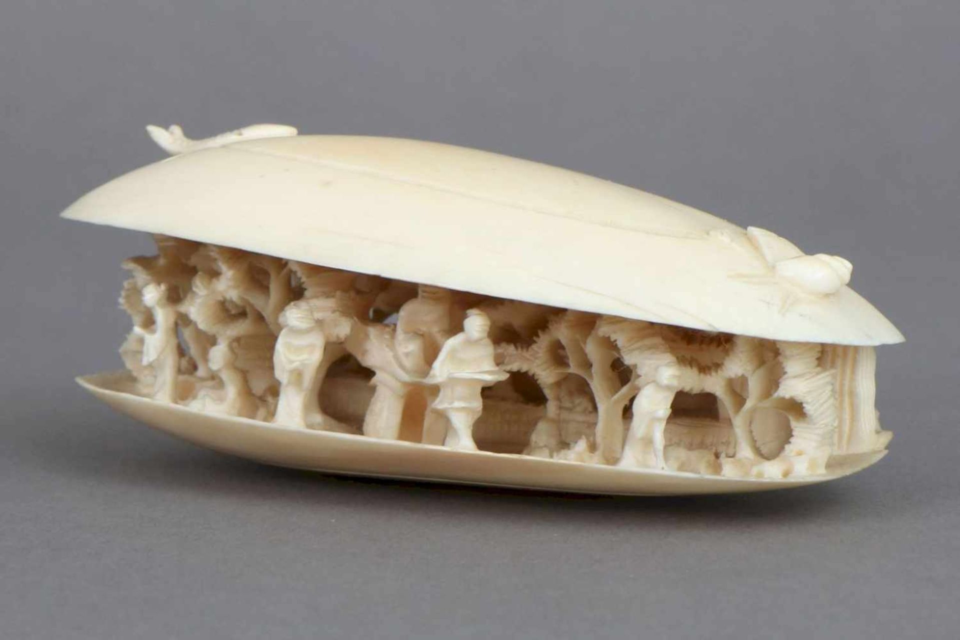 Asiatisches Okimono, Elfenbeinmuschelförmige Schnitzerei, im Inneren der Muschel hochfeine,