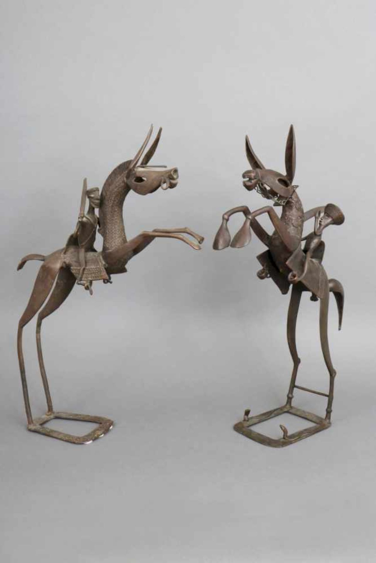 Paar afrikanische Reiterfiguren Bronze, Benin, "Kriegerische Reiter mit Säbeln, auf eckigem Stand, H
