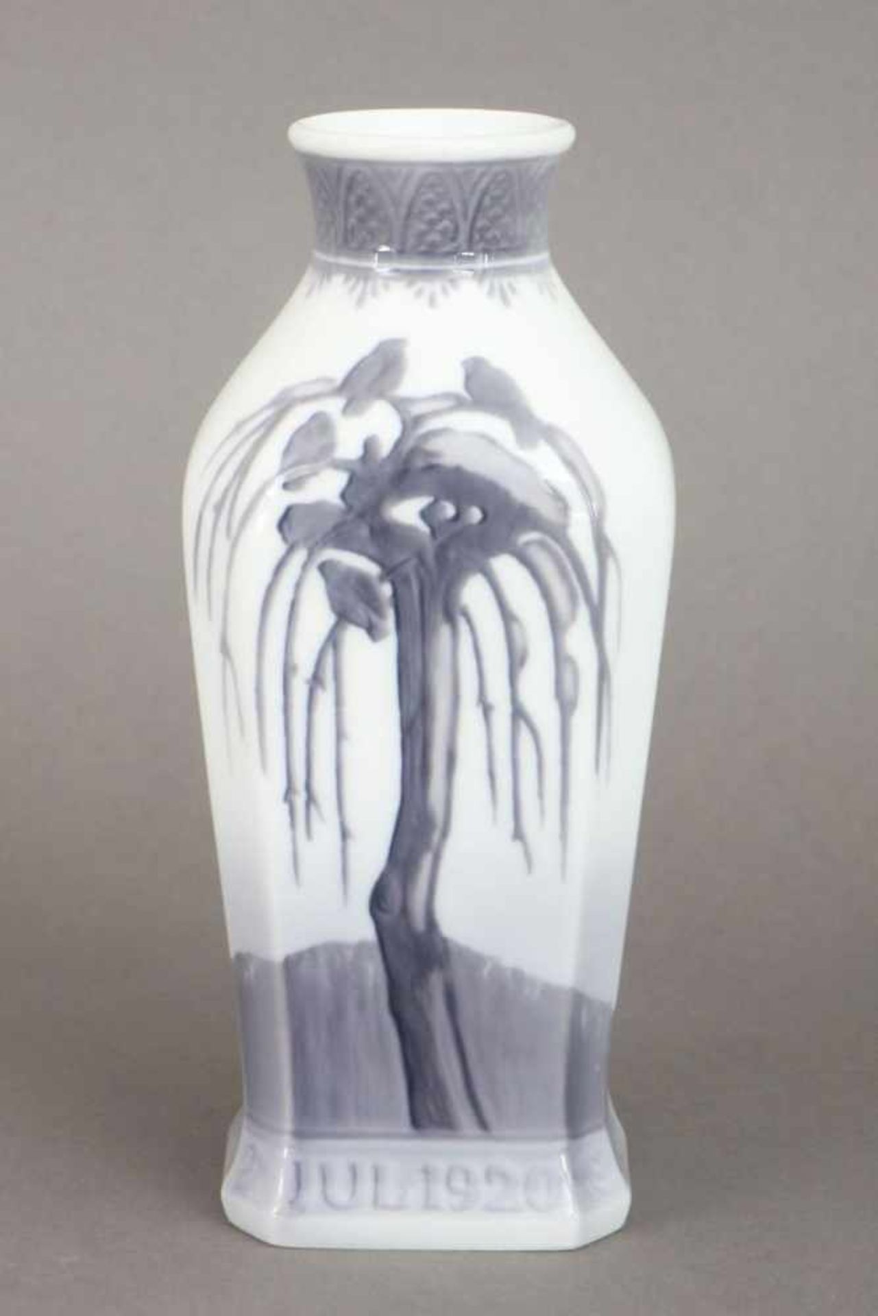 Royal Copenhagen Weihnachts-Vase¨Jul 1920¨, pastell-blaues Dekor mit Vögeln und Trauerweide, am