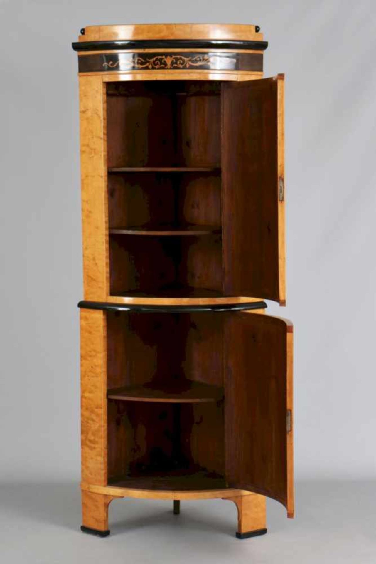 Biedermeier EckschrankBirkenholz, furniert, norddeutsch, um 1820, 2-teiliger Korpus, 2-türig, - Bild 2 aus 2