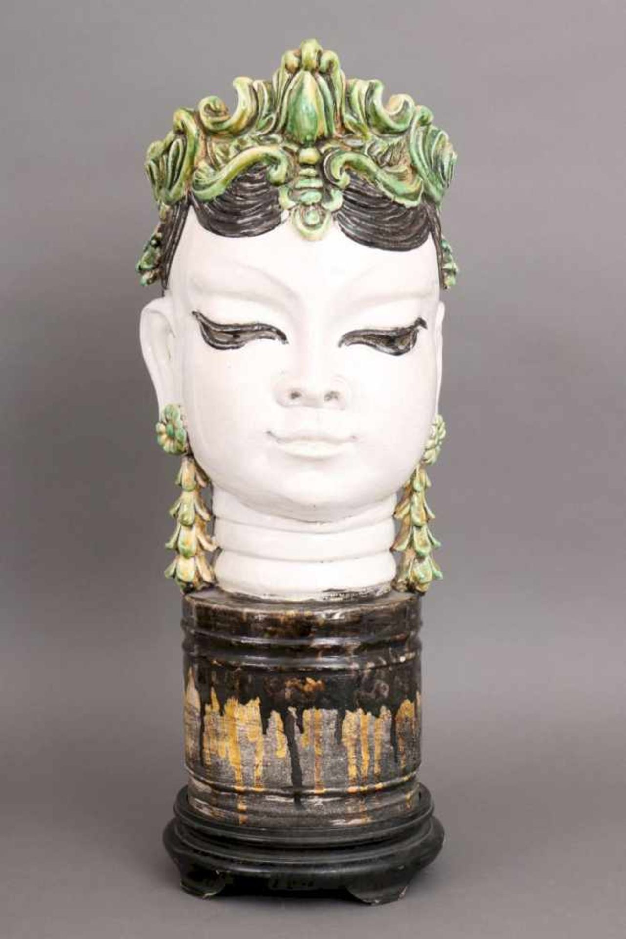 Lampenfuß in Form eines asiatischen BuddhakopfesKeramik, farbig bemalt und glasiert, auf