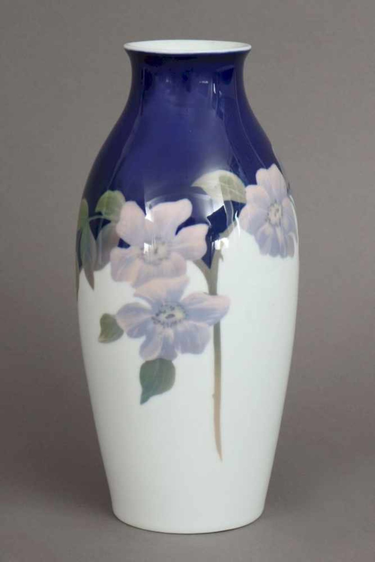 ROSENTHAL Vase, Jugendstil, um 1918Porzellan, kegelförmiger Korpus mit Unterglasur Floraldekor auf