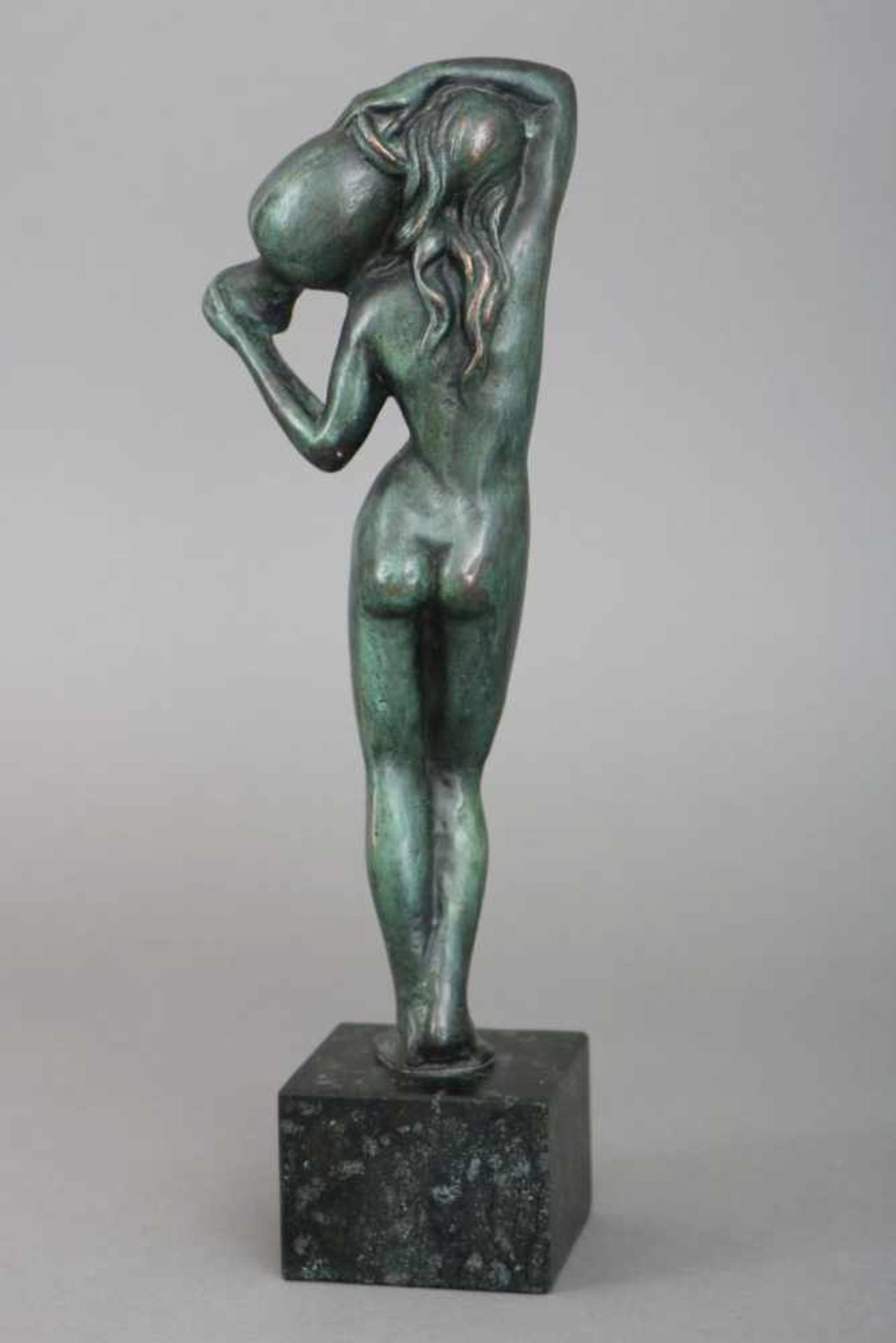 Bronzefigur ¨Venus mit Krug¨grün patiniert, Darstellung eines stehenden weiblichen Akts, einen - Bild 2 aus 2