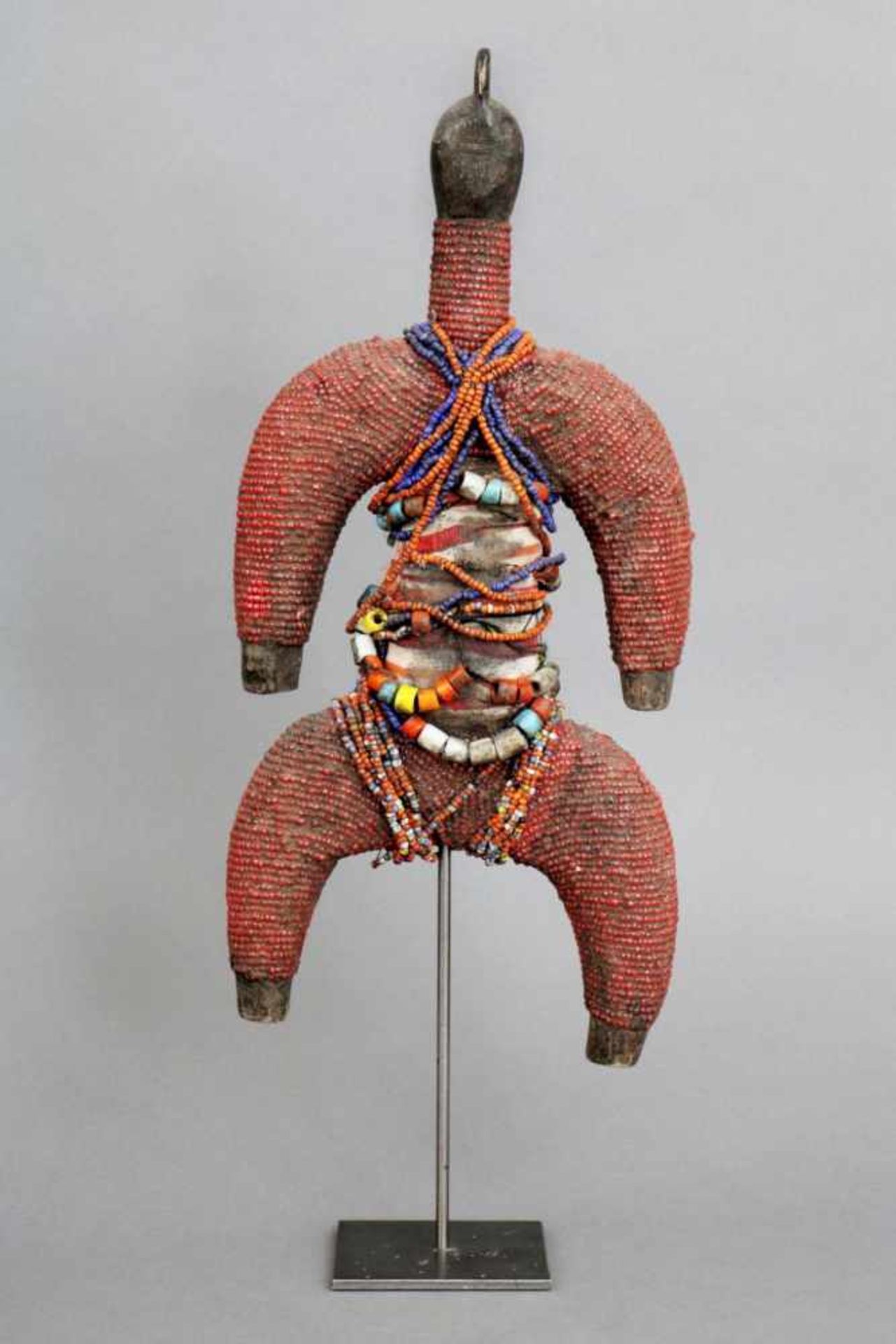 Afrikanische Bead-Figur/Puppe, Kongomit farbigem Kettenbehang, auf Stand montiert, H (Figur) ca. - Bild 2 aus 2