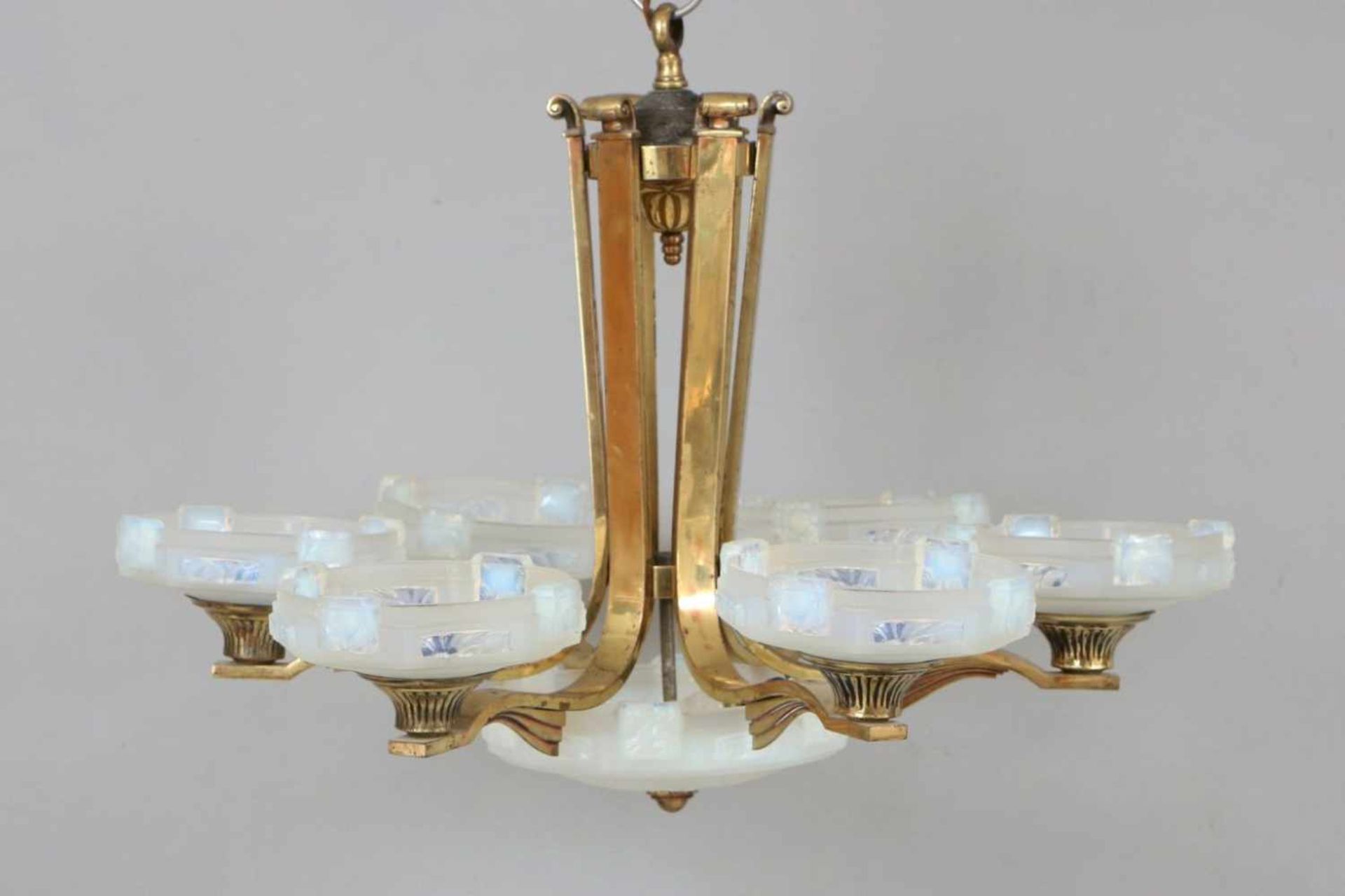 Art Deco Deckenlampeum 1920, 6 kuppelförmige Glasschalen mit Messing-Gestänge, 1 mittige Schale