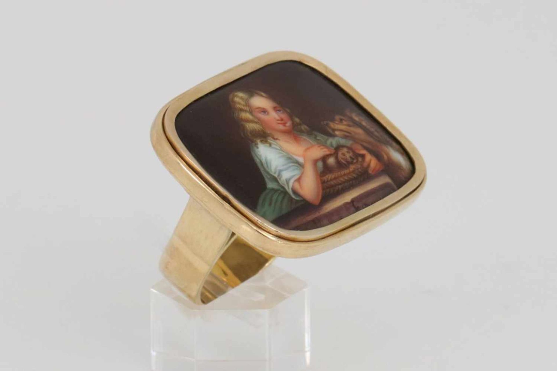 Ring mit PorzellanminiaturGelbgold-Fassung, großer, rechteckiger Ringkopf mit einer