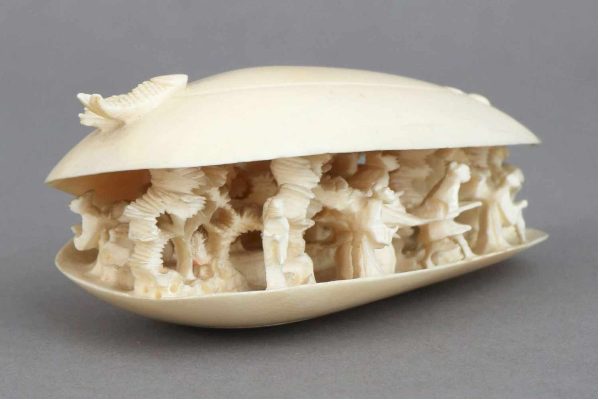 Asiatisches Okimono, Elfenbeinmuschelförmige Schnitzerei, im Inneren der Muschel hochfeine, - Bild 2 aus 3