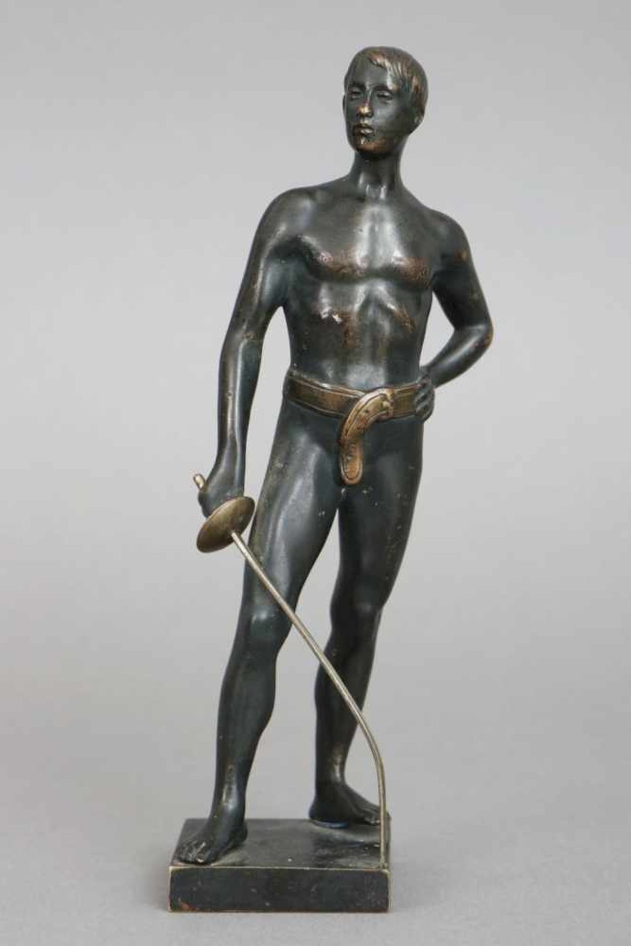 Bronzefigur ¨Stehender Fechter mit Florett¨dunkel und partiell gold patiniert, verso signiert ¨