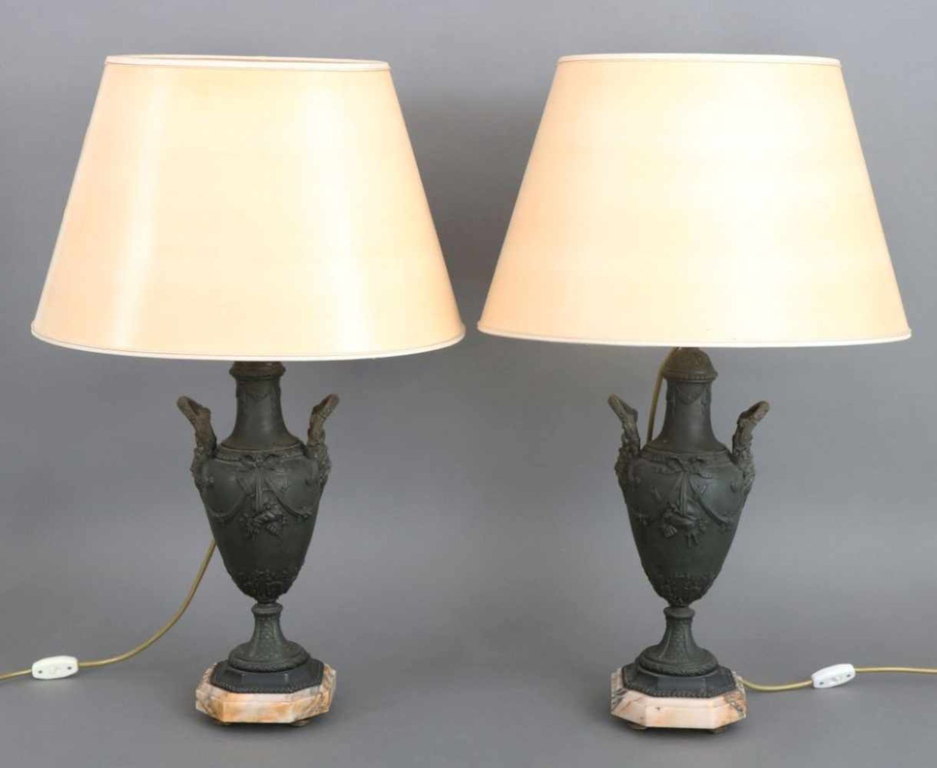 Paar TischlampenFüße in Form von ¨Empire¨-Vasengefäßen mit historisierendem Dekor, Zinkguss,