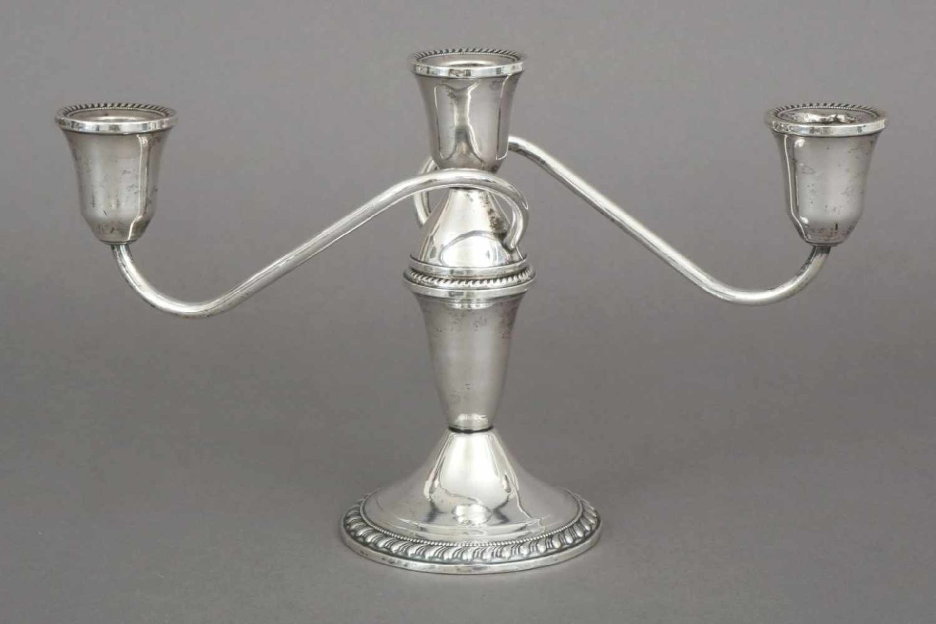 3-flammiger Sterling-Silber LeuchterUSA um 1960, ¨Duchin Creation¨, geschwungene Leuchterarme mit