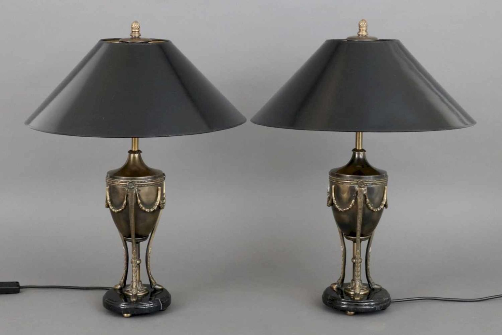 Paar Tischlampen im Stile des EmpireFüße in Form von Messing-Urnengefäßen, ovoid, auf 3 Beinen mit