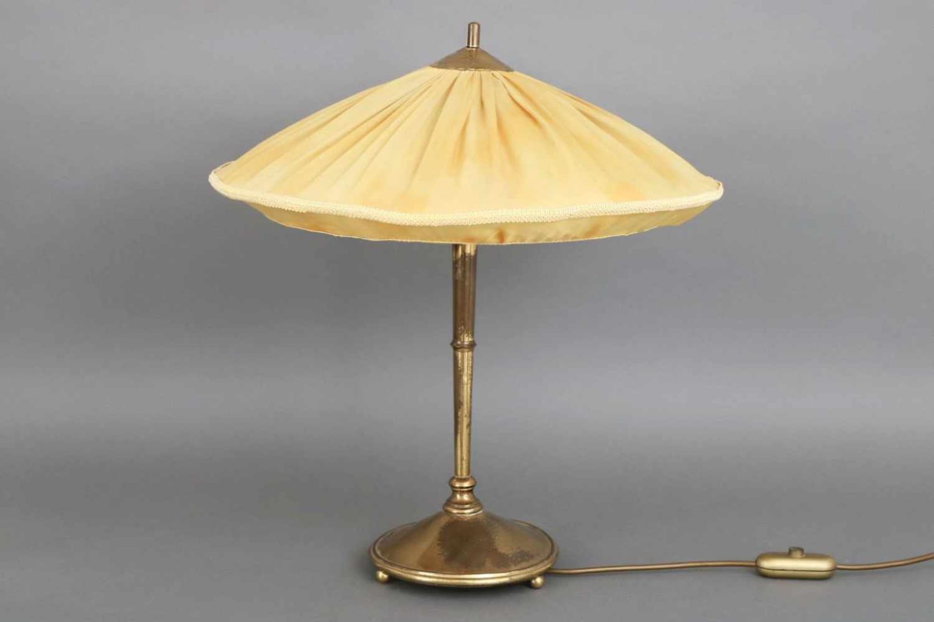 Tischlampe der 1920er JahreFuß Messing, Säulenschaft auf Rundstand mit Kugelfüßen, heller, konischer