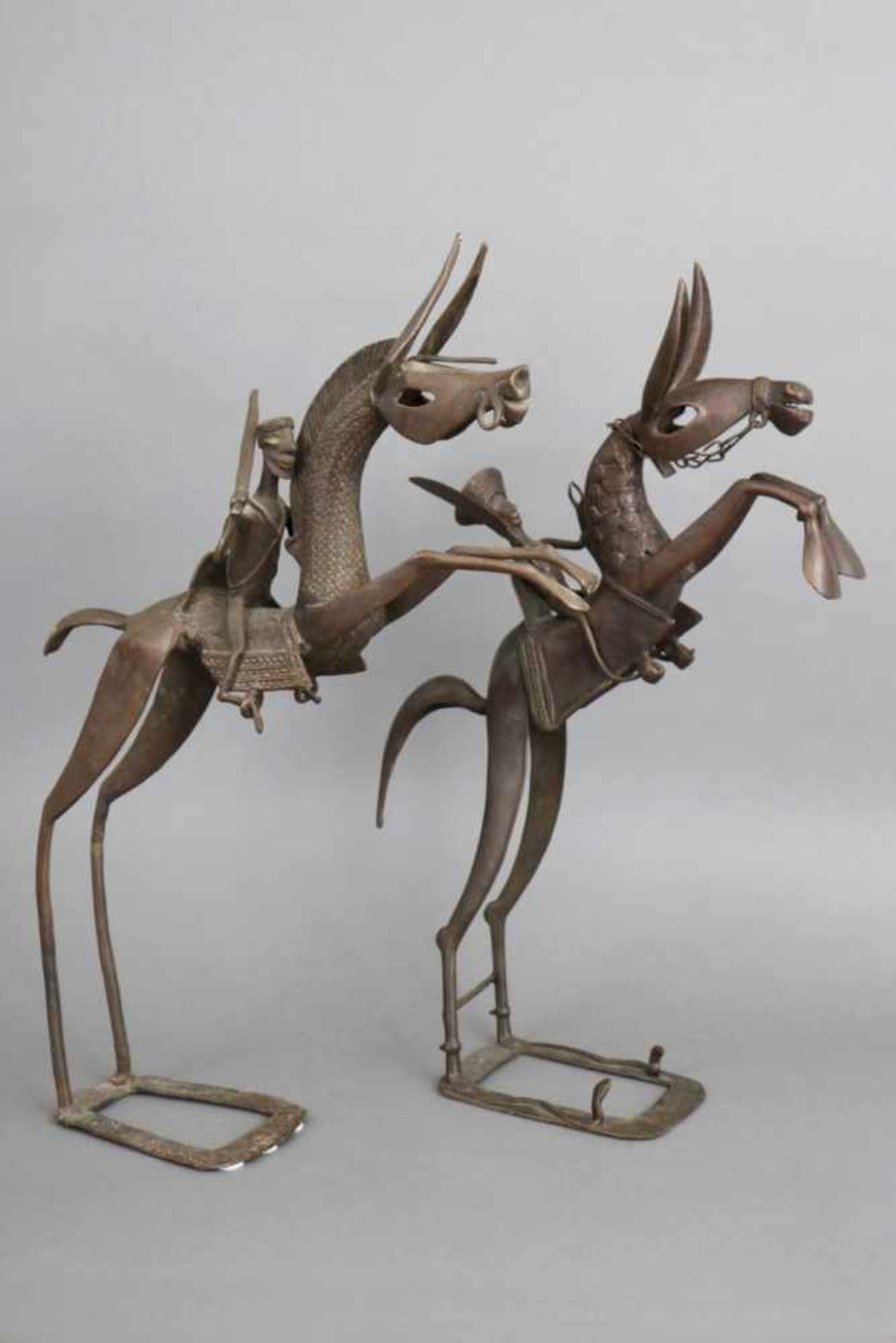 Paar afrikanische Reiterfiguren Bronze, Benin, "Kriegerische Reiter mit Säbeln, auf eckigem Stand, H - Bild 2 aus 2