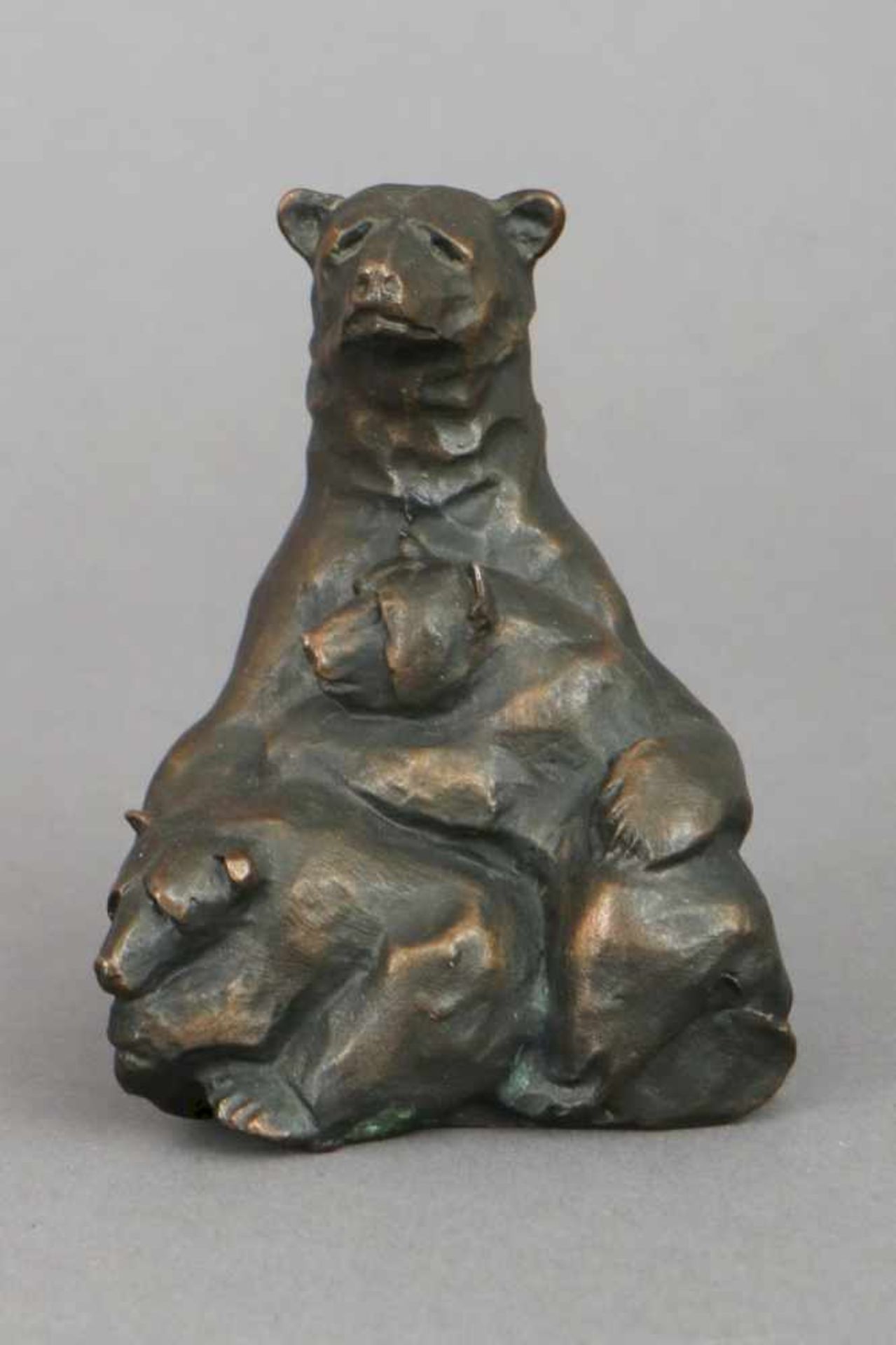 Figürliche Bronze ¨Bär mit 2 Jungen¨Anonym, um 1920, braun patiniert, H ca. 9cm