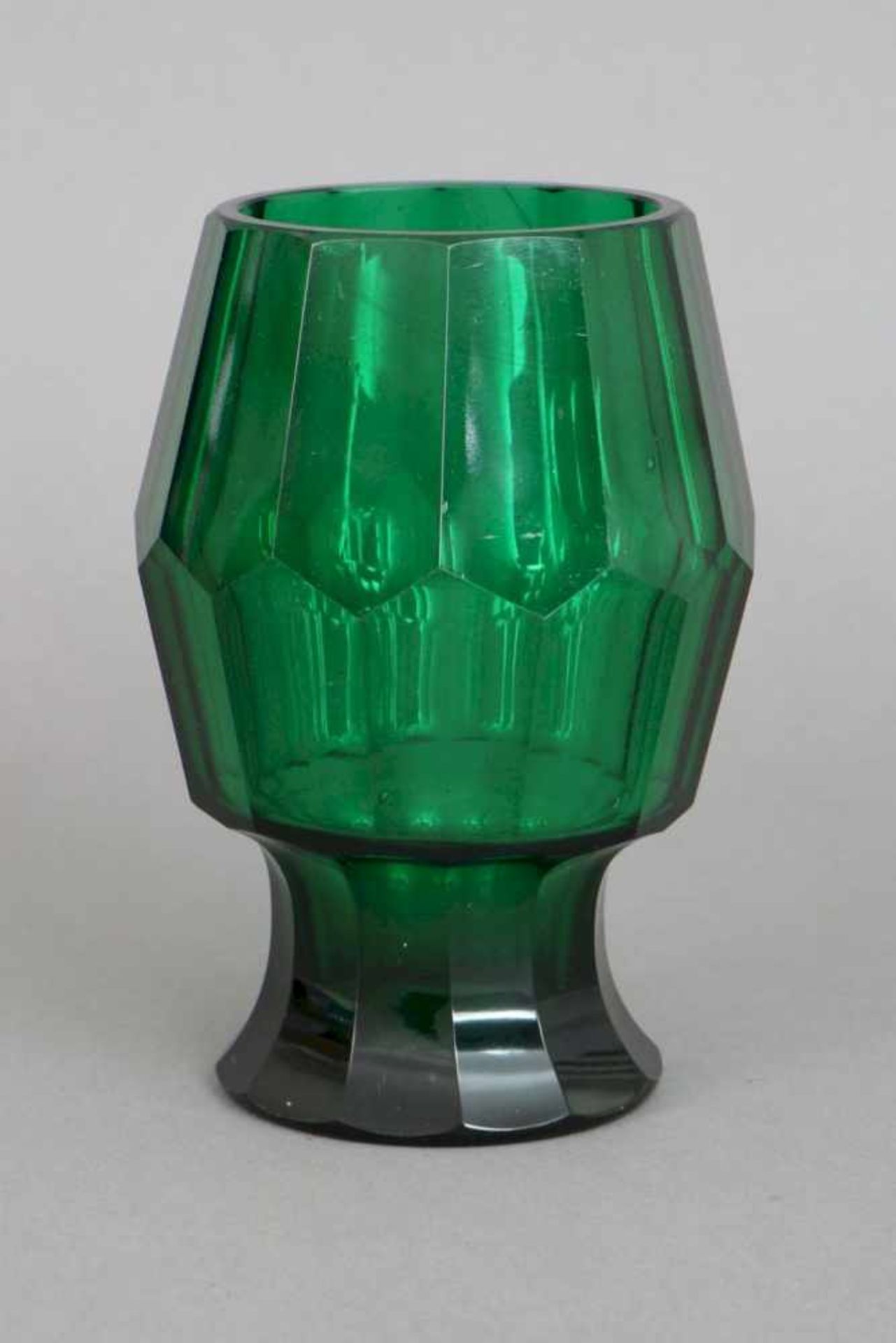 Bechervase, wohl MOSER KARLSBADgrünes Glas, facettiert, um 1920, H ca. 17cm