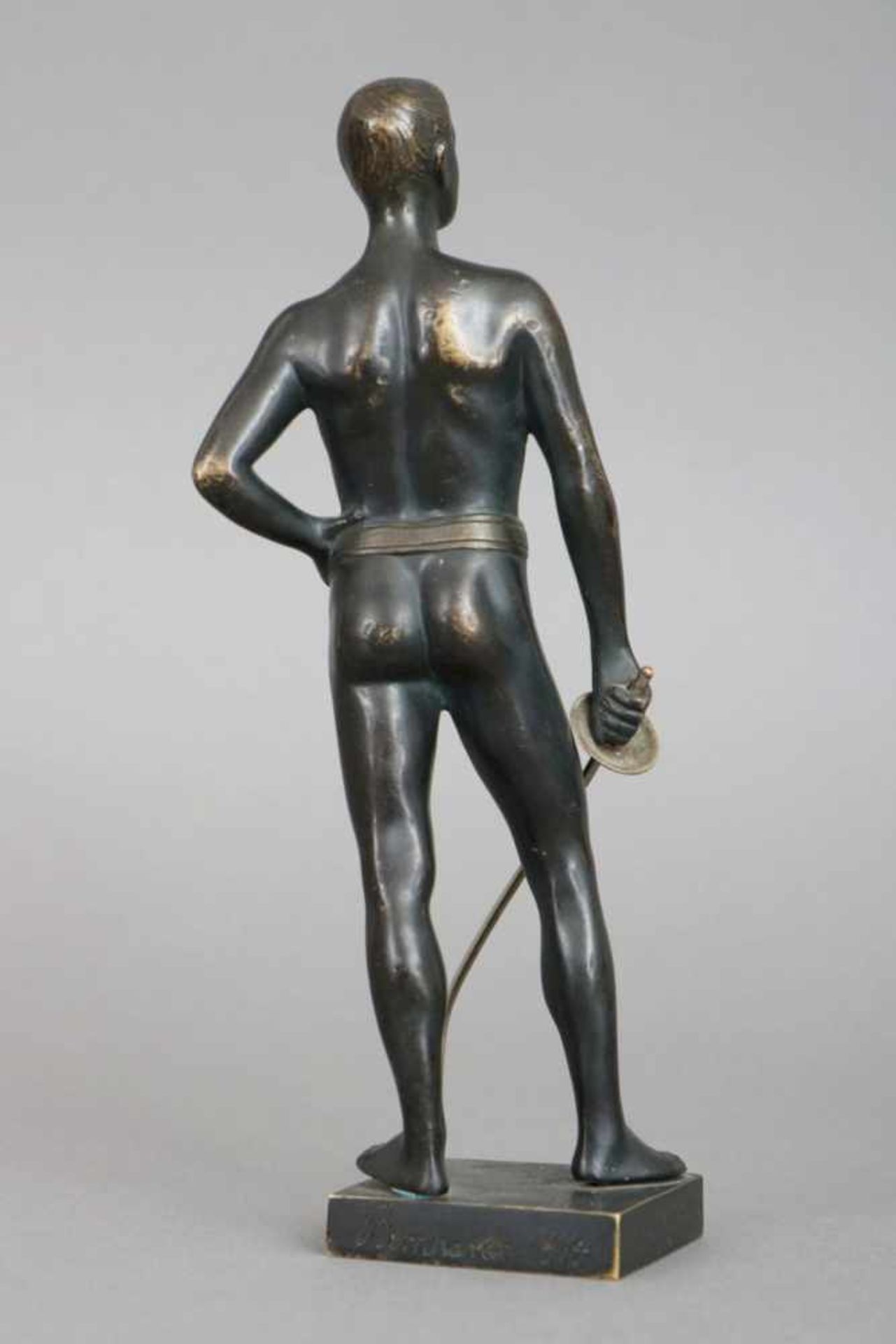 Bronzefigur ¨Stehender Fechter mit Florett¨dunkel und partiell gold patiniert, verso signiert ¨ - Bild 2 aus 3