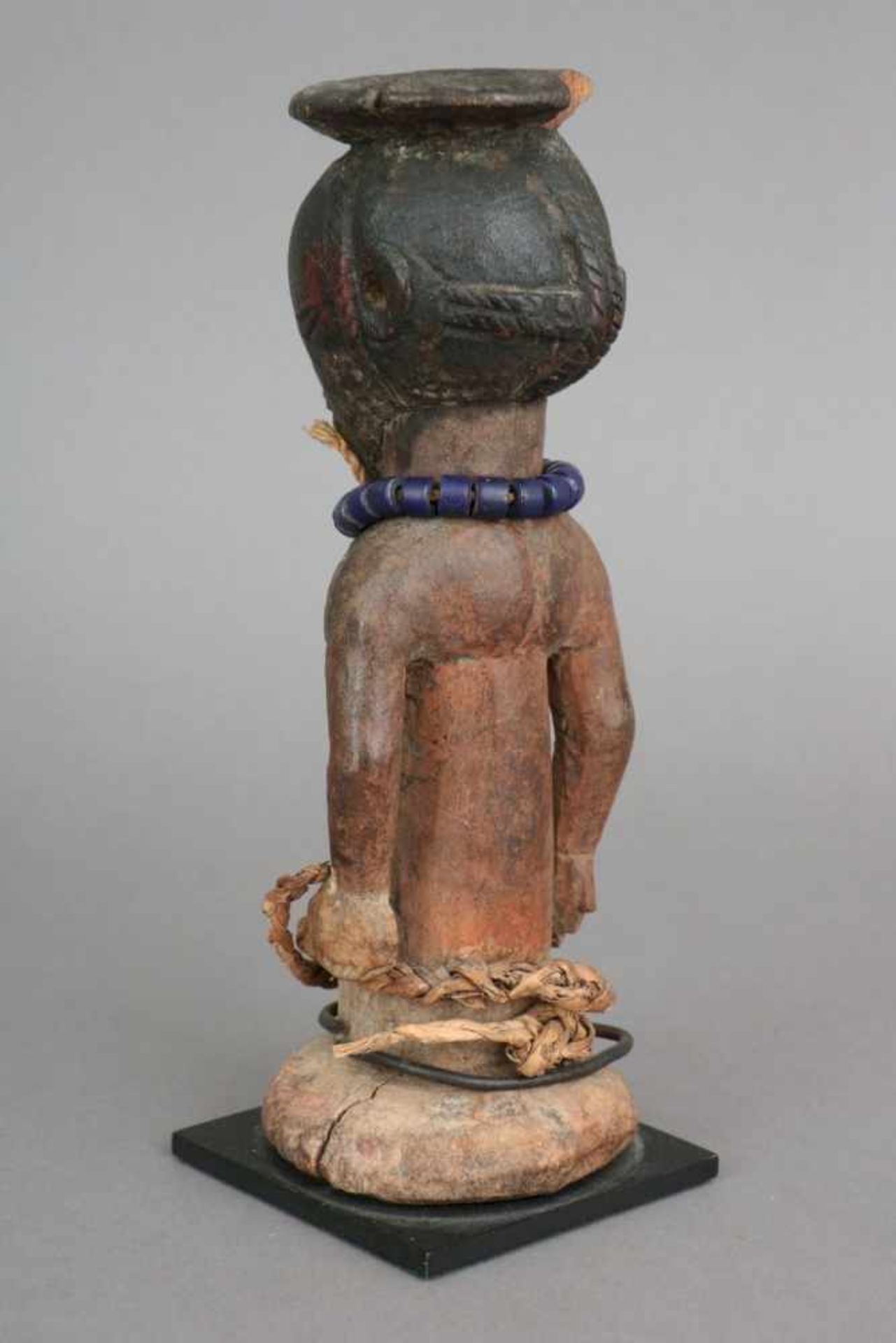 Afrikanische Nkisi Fetischfigurwohl Songye, Kongo, 19./frühes 20. Jahrhundert, Holz, Beads, Metall - Bild 2 aus 2