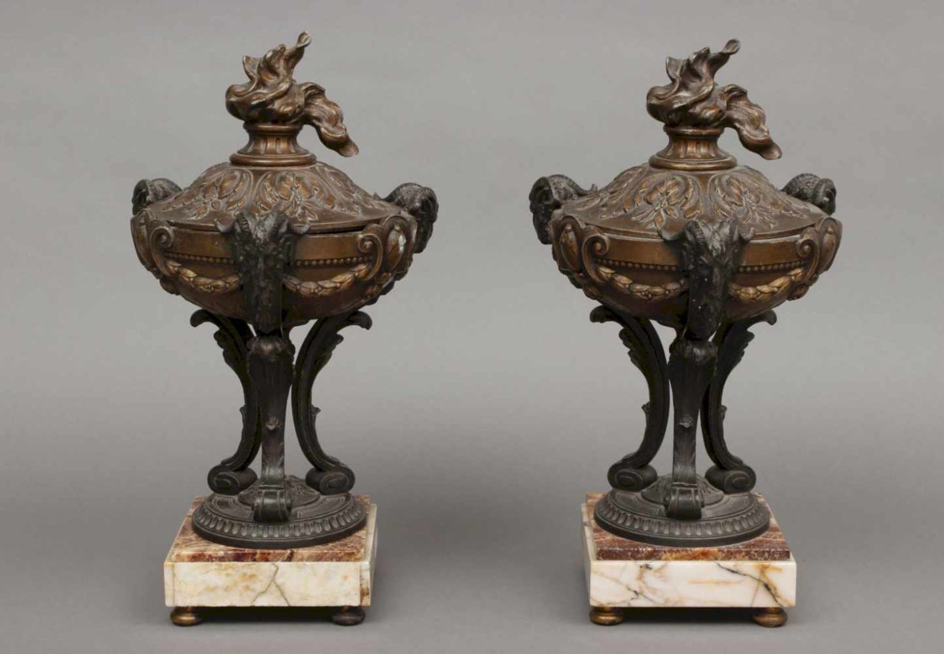Paar Beisteller/Urnen, Frankreich, um 1880 (Napoleon III.)Zinkguss, bronzefarben patiniert, im Stile