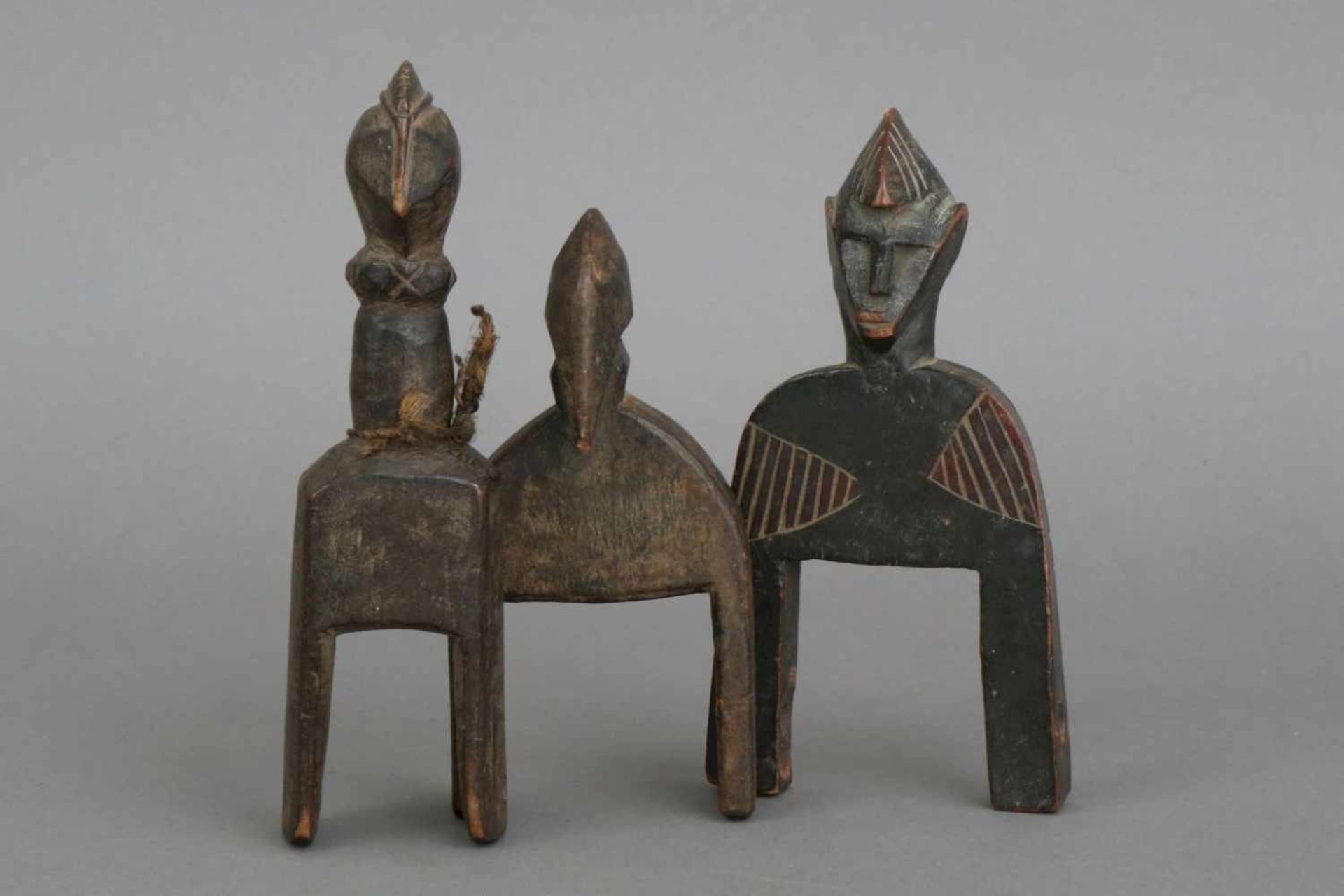 3 afrikanische Webrollen-Halterwohl 19. Jahrhundert, Holz, geschnitzt, dunkel patiniert, diverse,