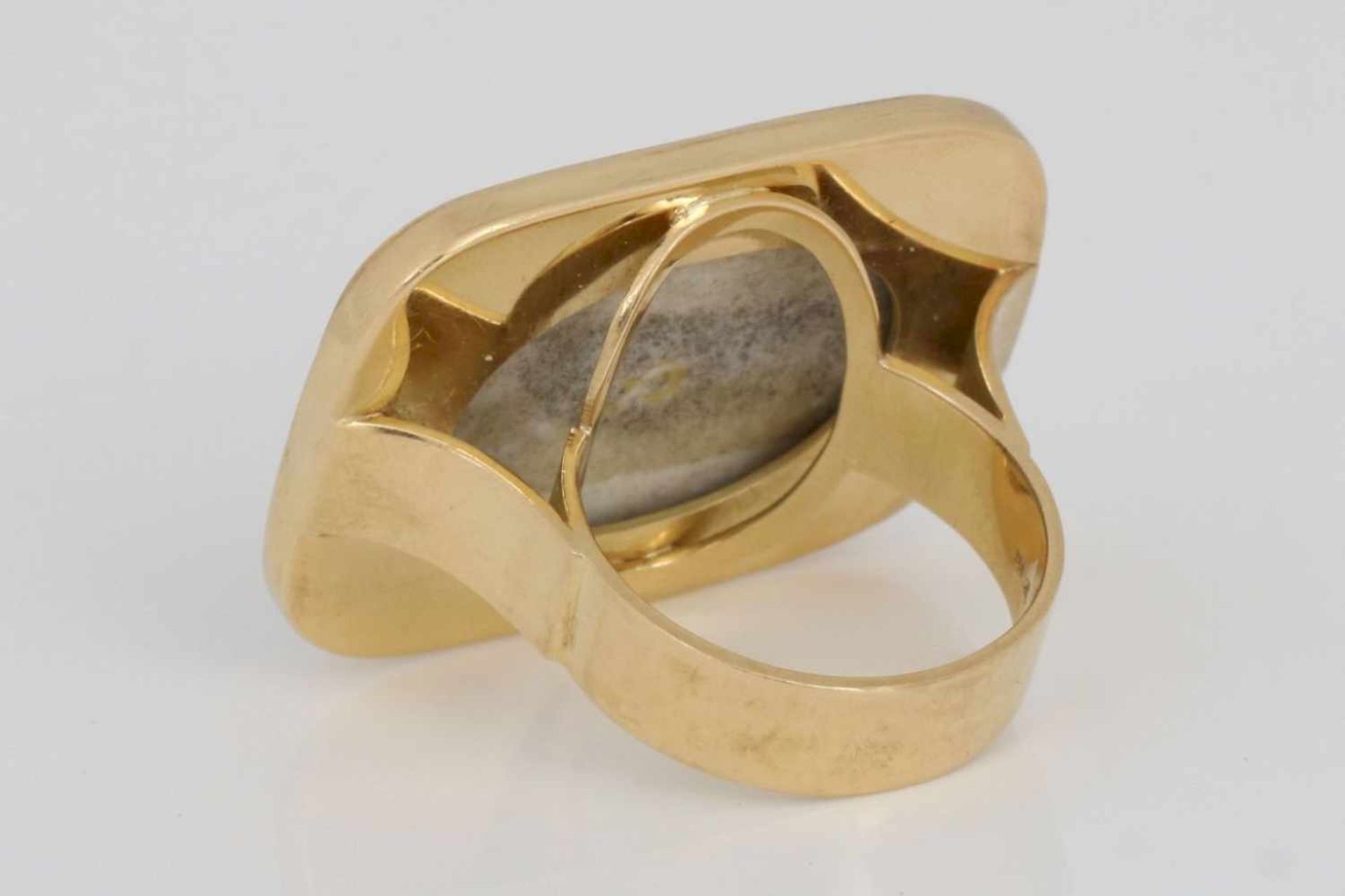 Ring mit PorzellanminiaturGelbgold-Fassung, großer, rechteckiger Ringkopf mit einer - Bild 3 aus 3
