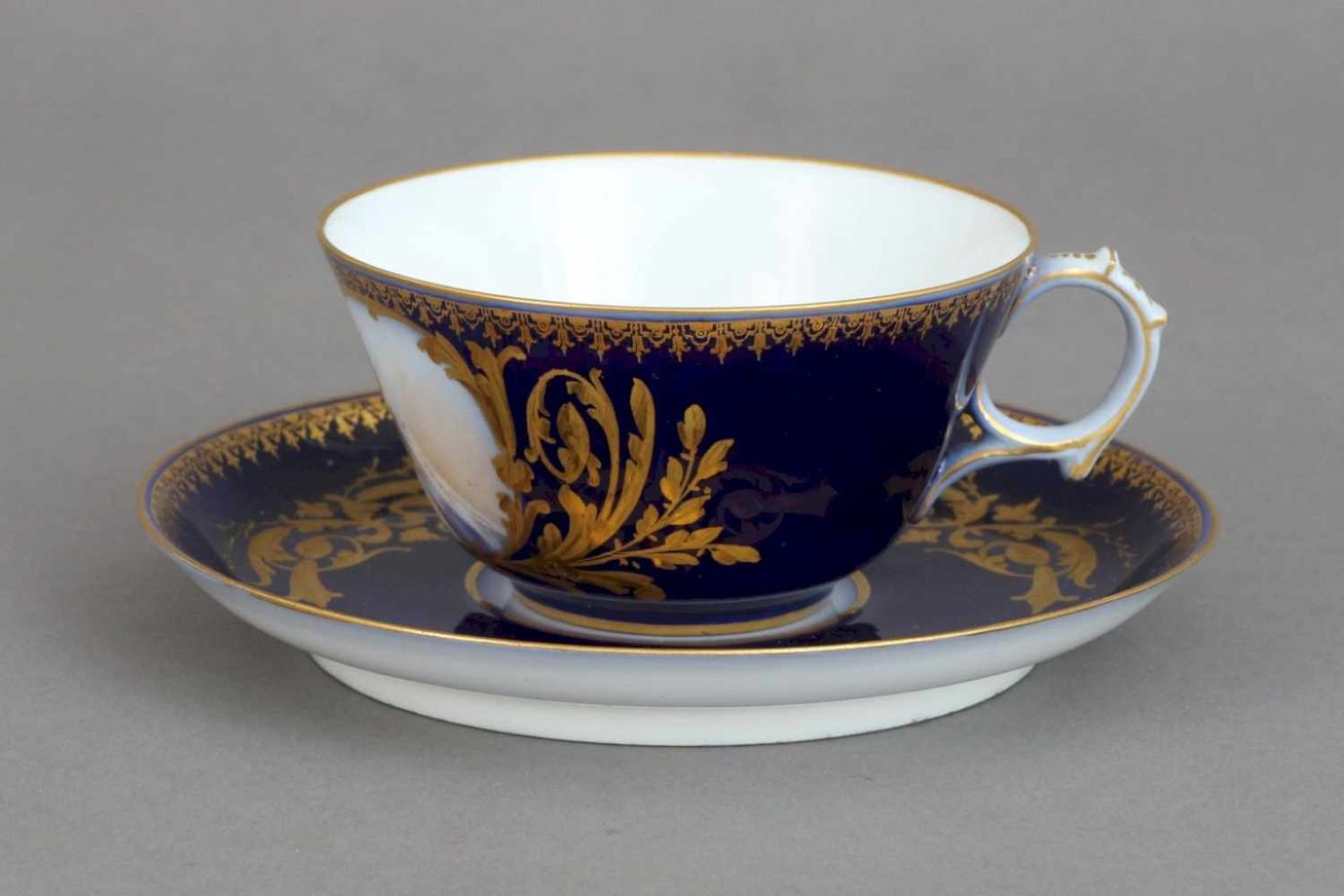 1 SEVRES Tasse des 19. Jahrhundertshandgemaltes Damenbildnis in ovaler, umrankter Kartusche mit - Bild 2 aus 3