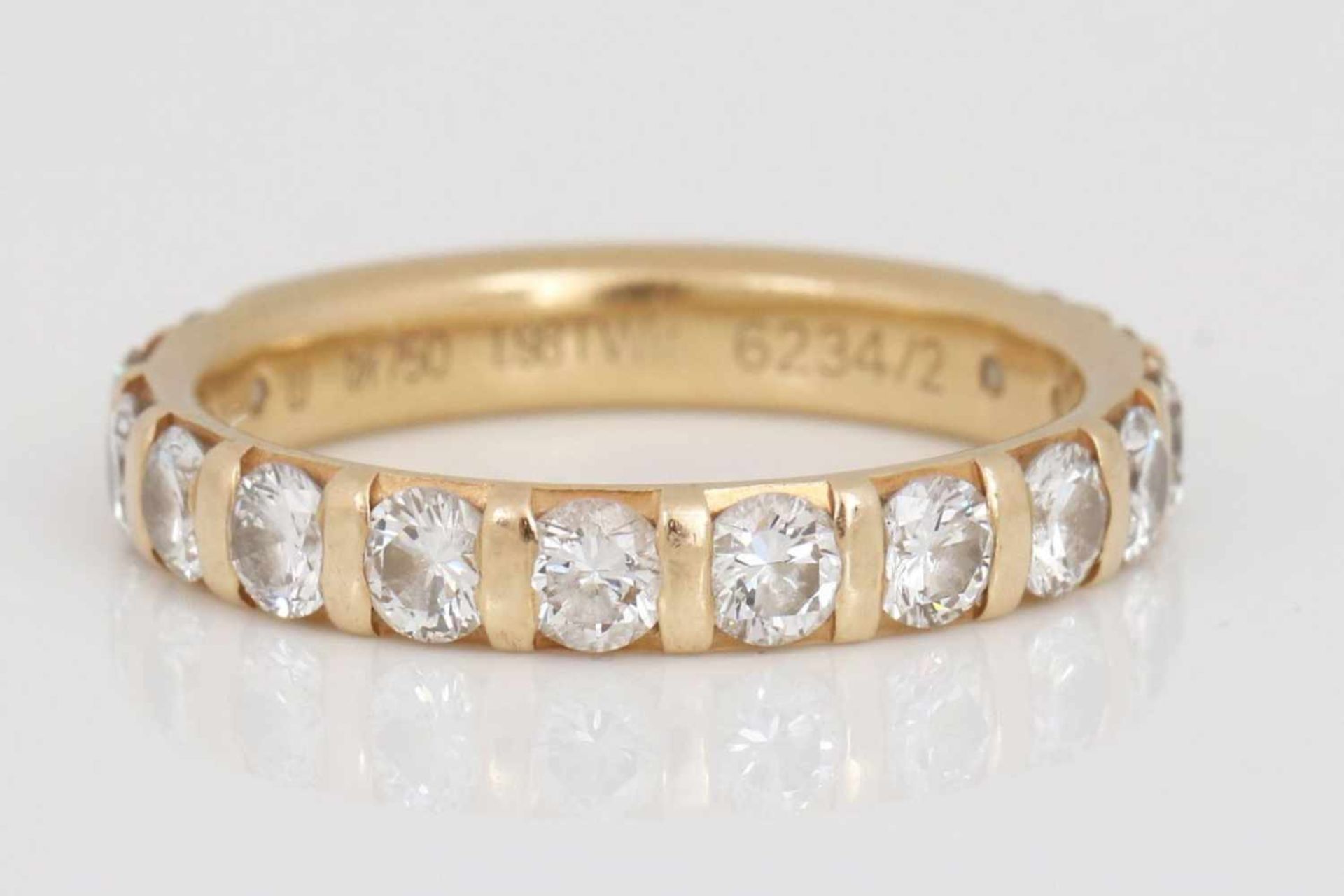 WEMPE Memory Ring750er Gelbgold, mit 14 Diamanten im Brillantschliff, in der Schiene gestempelt 1,