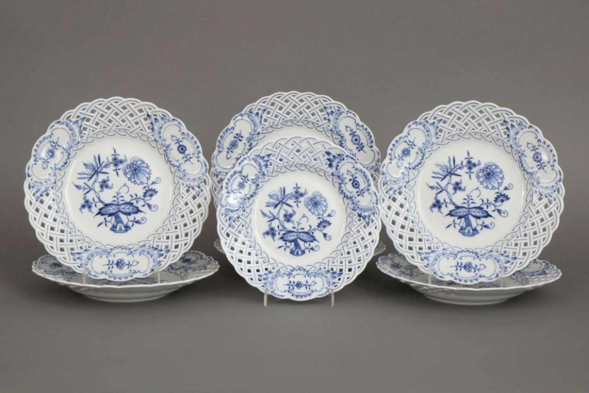 7 MEISSEN GittertellerDekor ¨Zwiebelmuster¨, Ausführung des späten 20. Jhdts., 1. Wahl, 6x D 21cm,