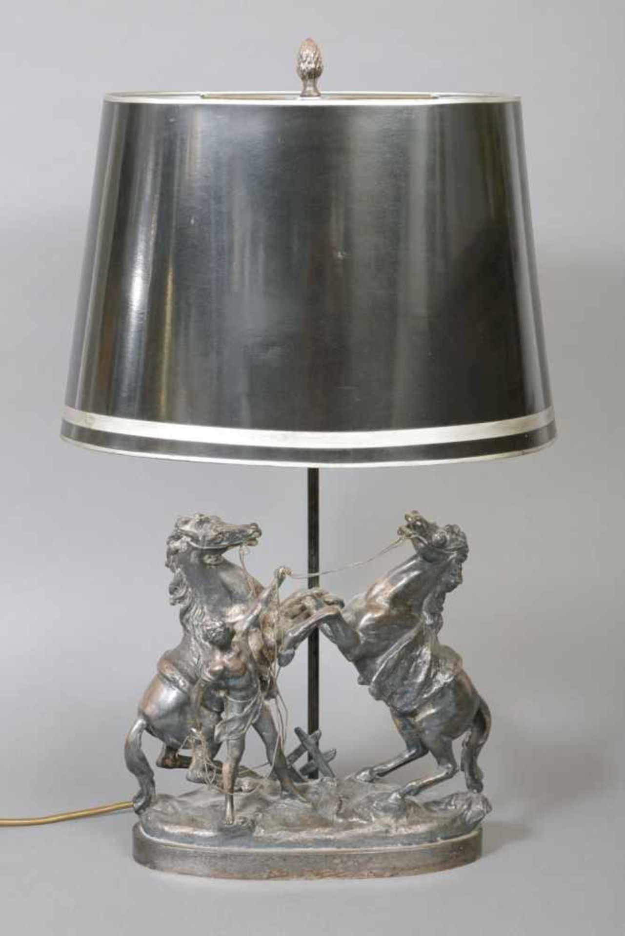 TischlampeFuß in Form eines figürlichen Metallgusses ¨Pferdebändiger¨, auf ovaler Marmorplatte