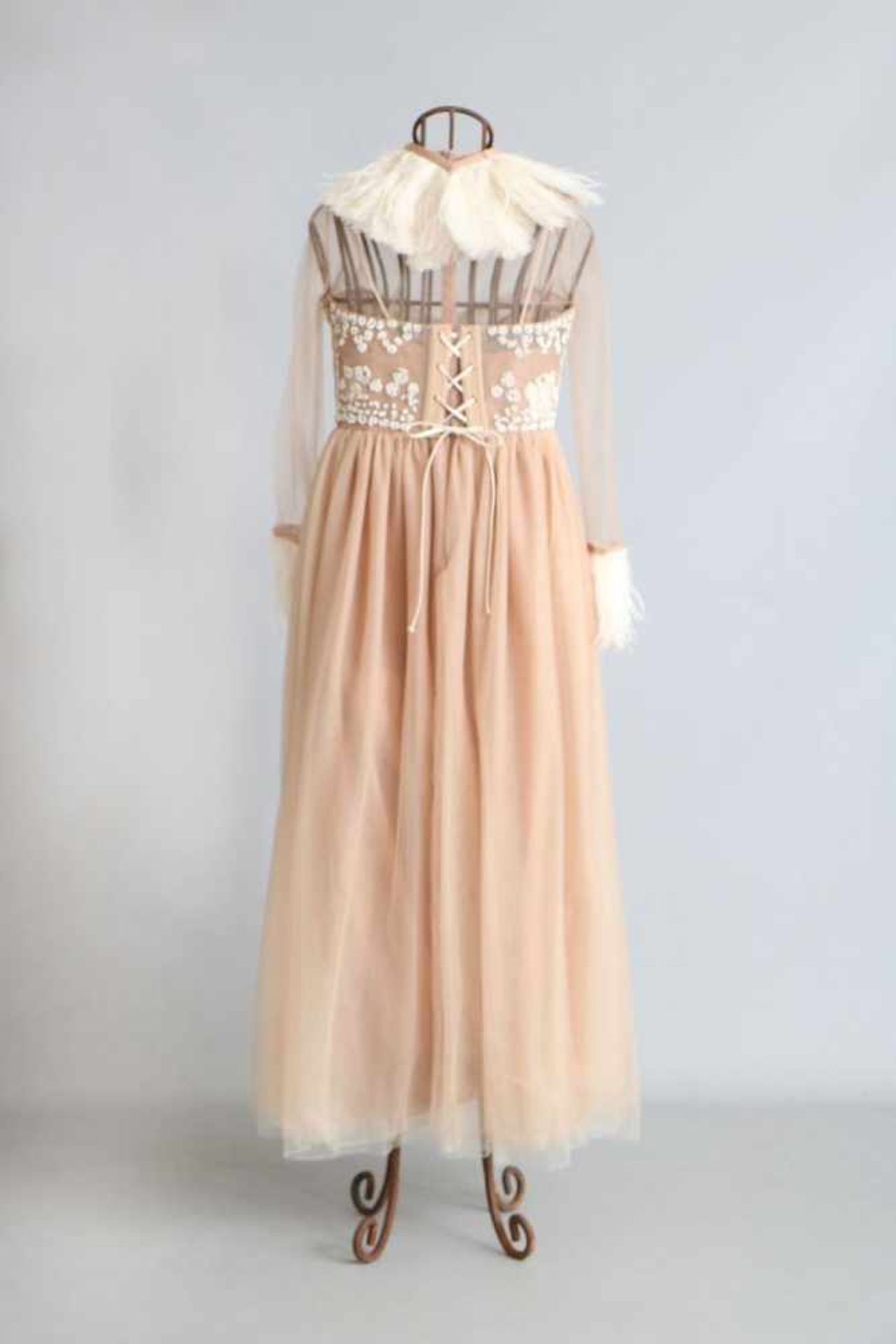 VALENTINO Abendkleidlanges Kleid aus nudefarbenem, üppig besticktem Polyamid-Stoff mit weißem Feder- - Bild 2 aus 3