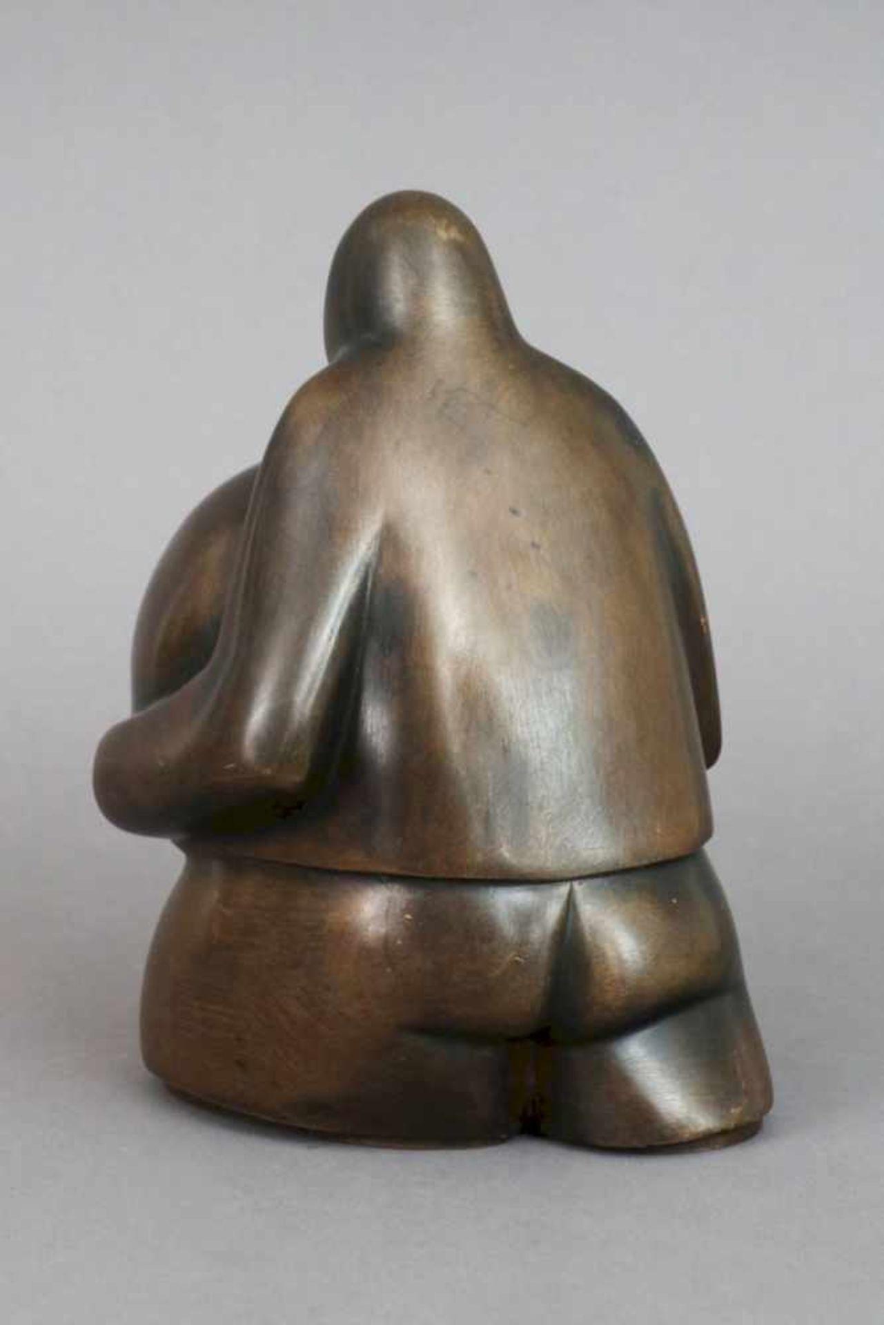 Bronzefigur ¨Figur mit Kugel¨braun patiniert, Darstellung einer schreitenden männlichen Figur, in - Bild 2 aus 2