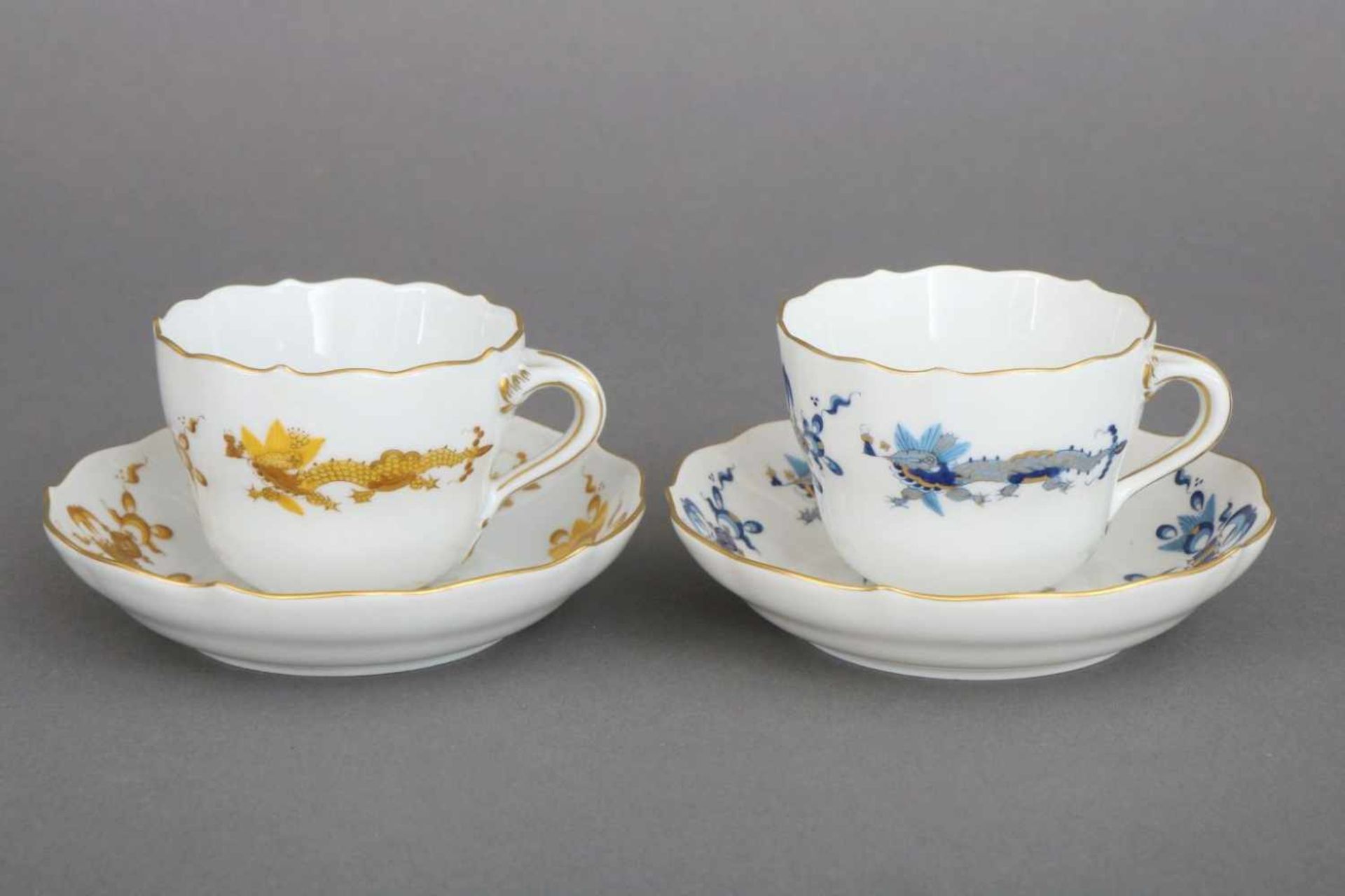 2 MEISSEN Mokkatassen ¨Reicher Hofdrache¨1x gelbe, 1x blaue Ausführung, Goldstaffage und Goldrand,