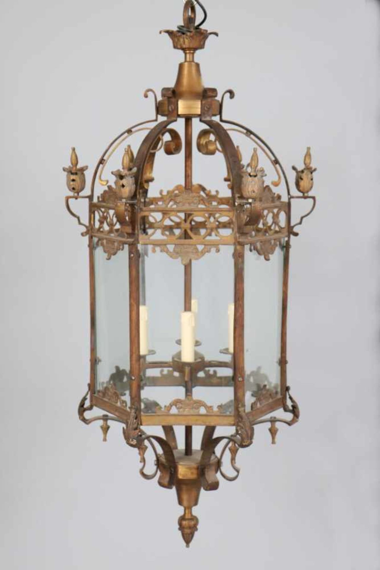 Deckenlampe, Bronze und Glas, Ampelform ("Laterne")polygonaler Korpus, verglast, mit Blätter- und