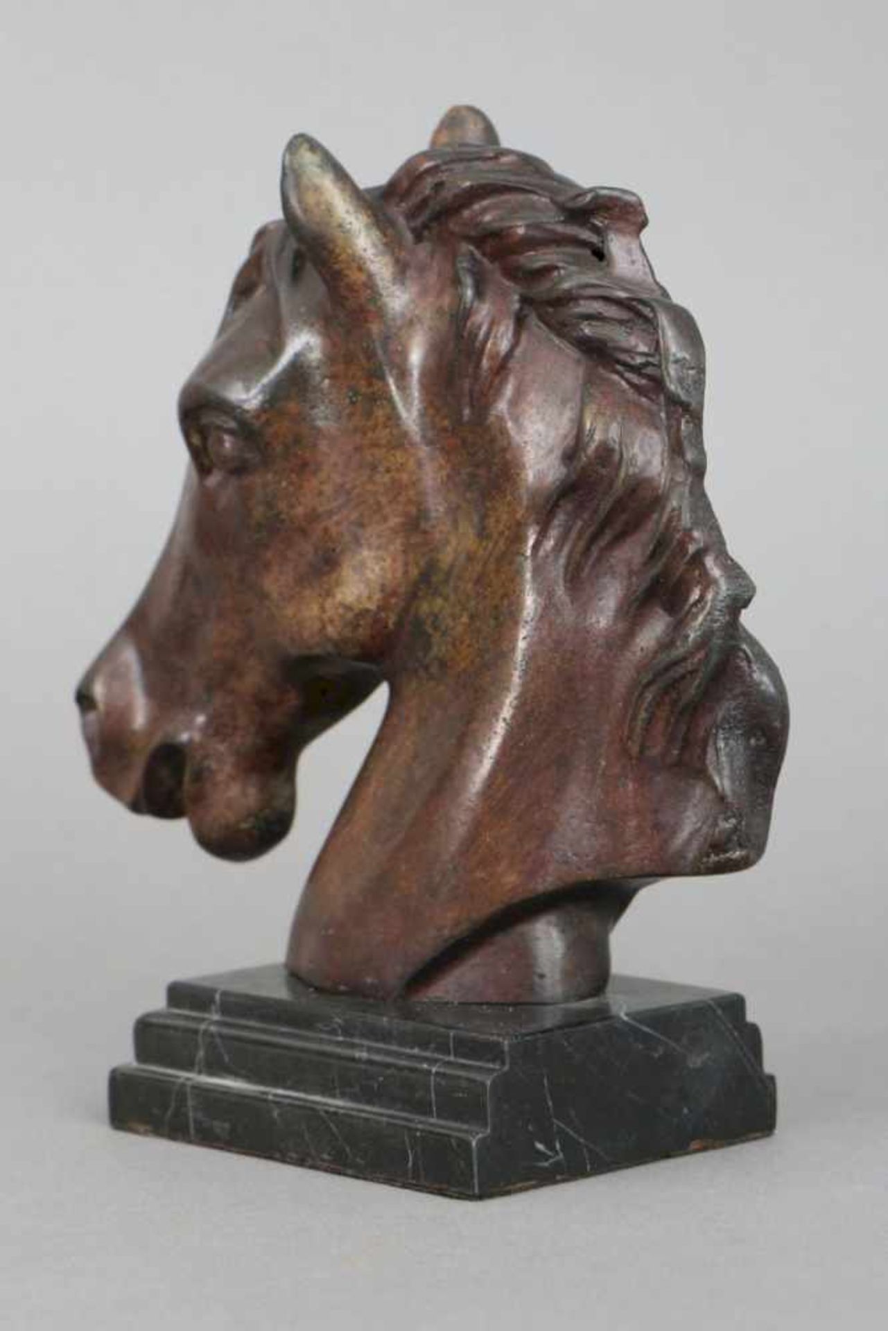 Bronzefigur/Buchstütze ¨Pferdekopf¨schwarz-braun patiniert, auf eckigem, gestuftem Marmorstand, H - Bild 2 aus 2