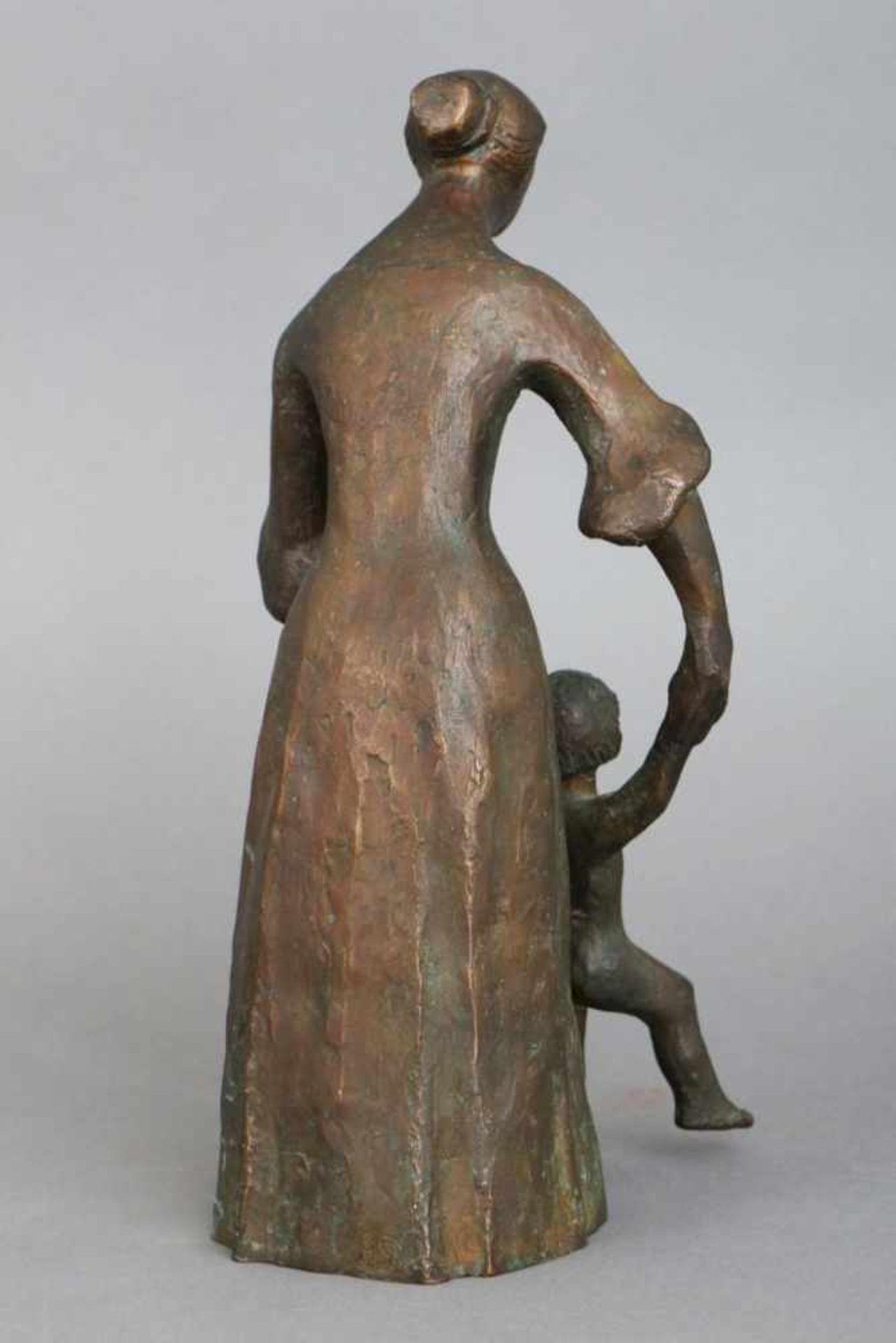 HERMANN SCHILCHER (1909 - 2003) Bronzefigur ¨Der erste Schritt¨dunkel patiniert, rückseitig - Bild 2 aus 3