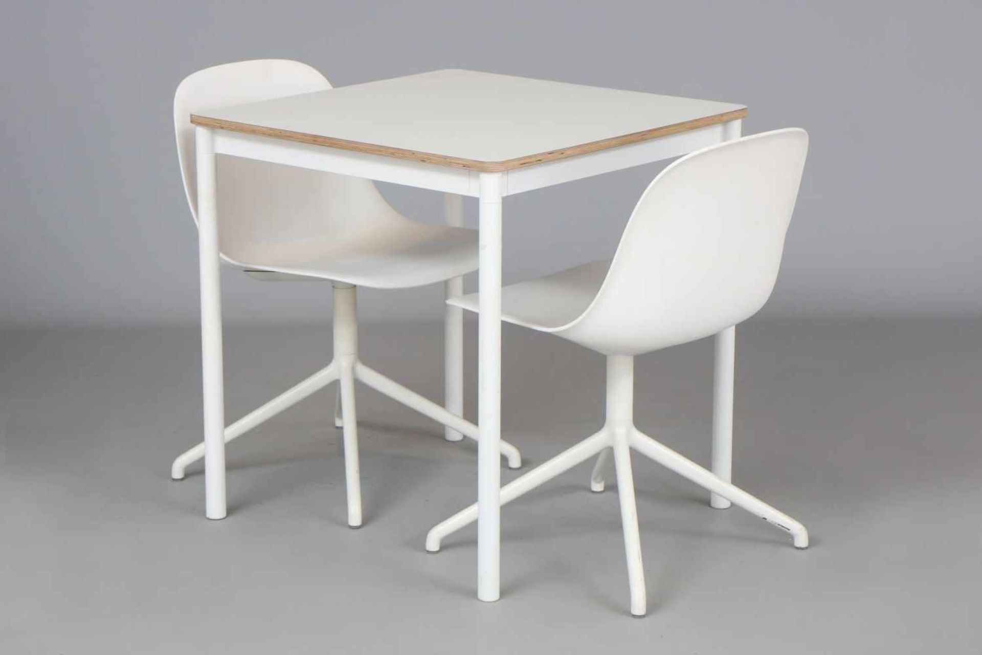 3-teilige MUUTO Sitzgruppebestehend aus 2 ¨Fiber Chair Surivel¨ Stühlen und 1 Tisch (ca. 70x70cm),