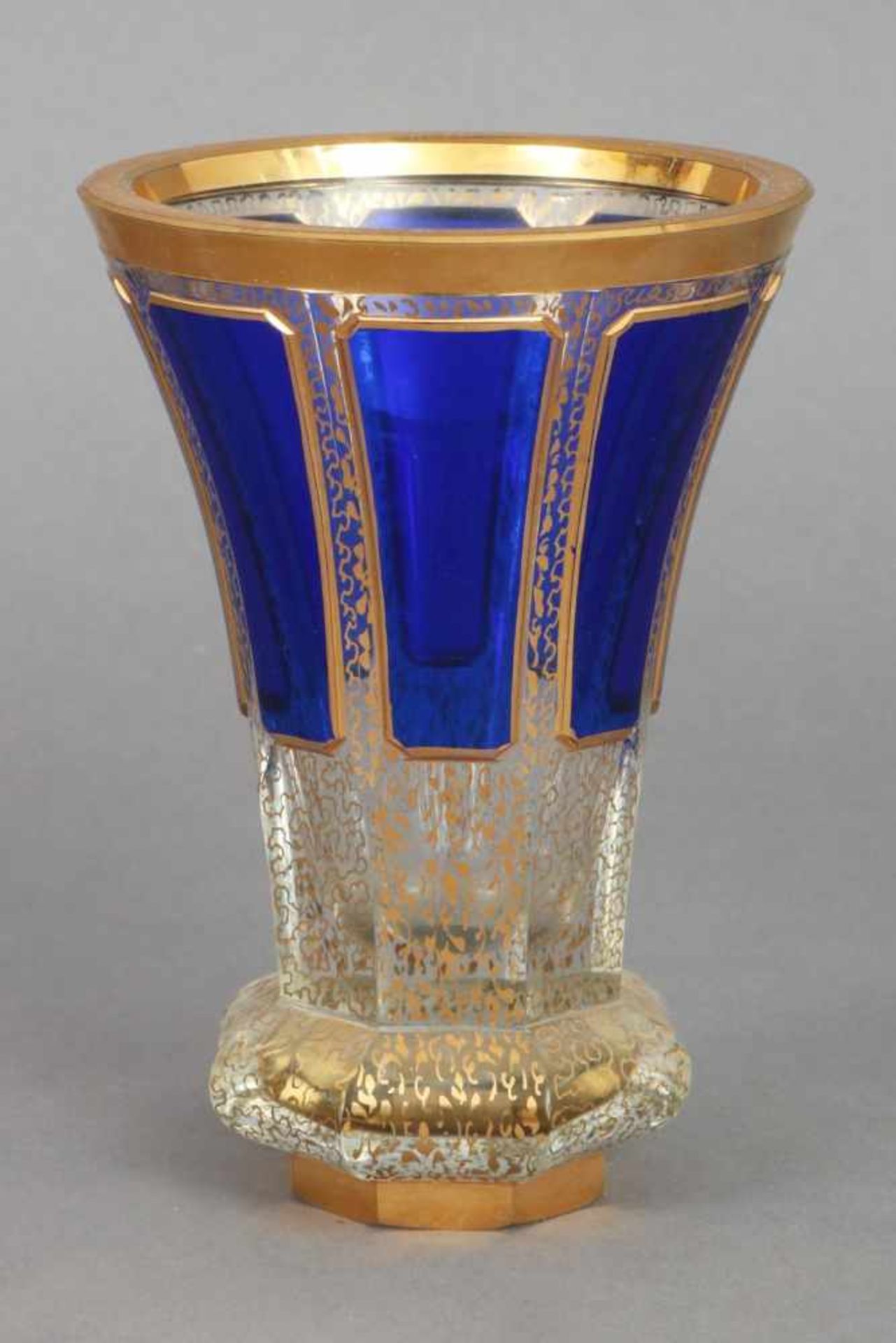 FACON DE VENISE (Böhmen) Kristall-Vasengefäßblau überfangenes Kristallglas mit feinem Golddekor