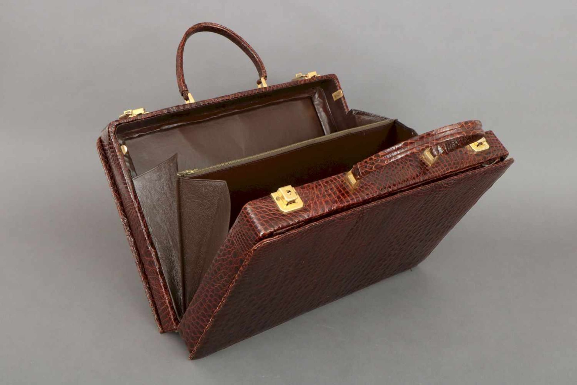 Damenaktenkofferrechteckiger Koffer mit 2 kurzen Tragegriffen, dunkelbraun gefärbtes Leder mit - Bild 4 aus 4