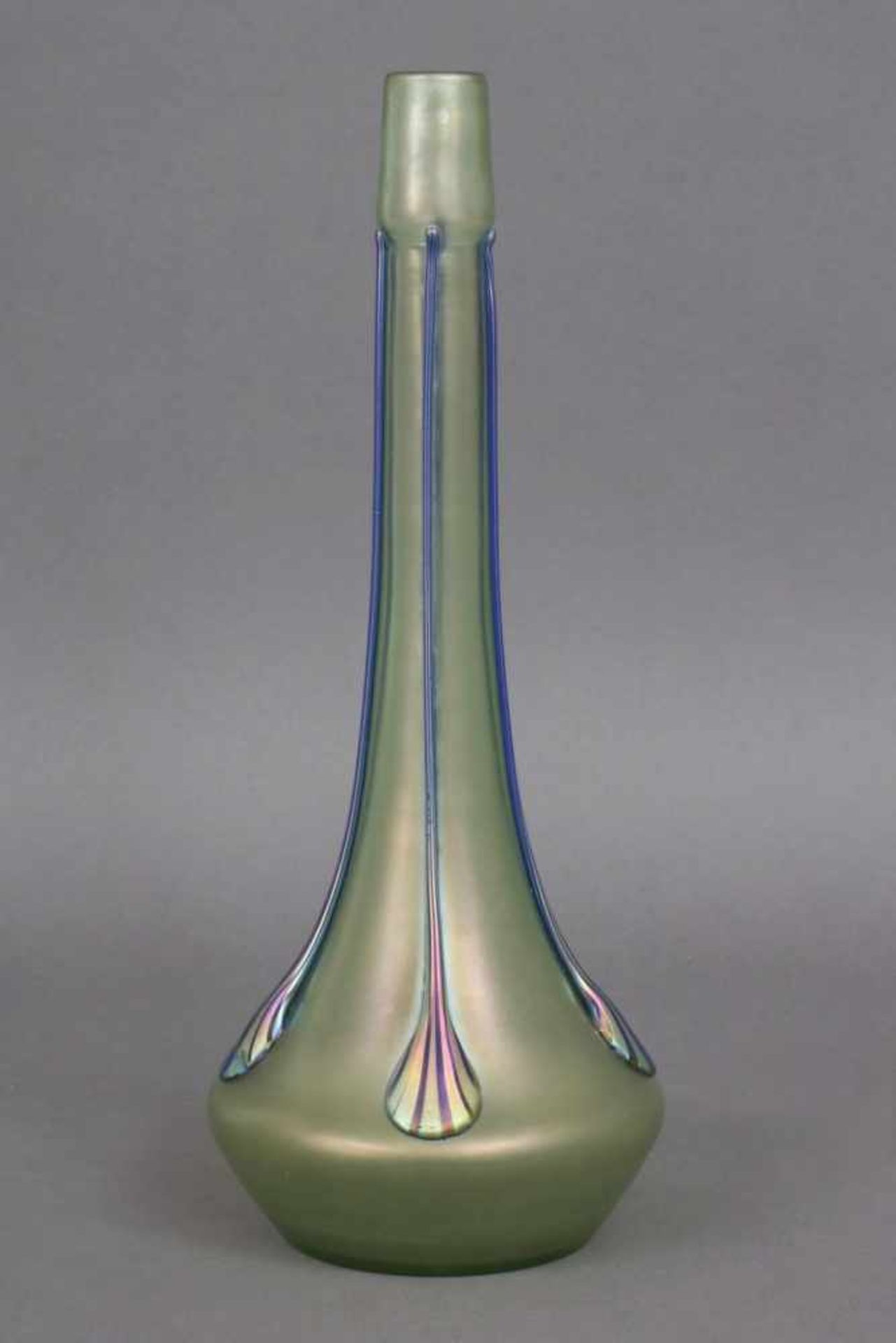 Wohl PALLME KÖNIG Jugendstil-Vaseleicht irisierendes Glas, blaue Fadenaufschmelzungen mit