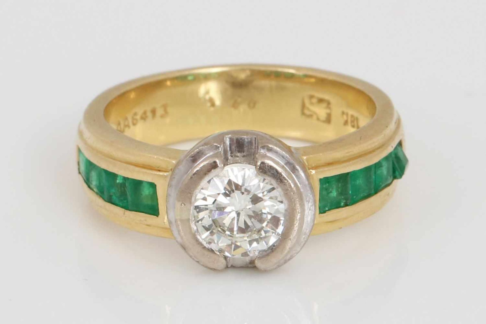 Brillant-Smaragd Ring750er Gelb- und Weißgold, mittig ein Diamant im Brillantschliff, 0,74ct., si, - Bild 2 aus 5