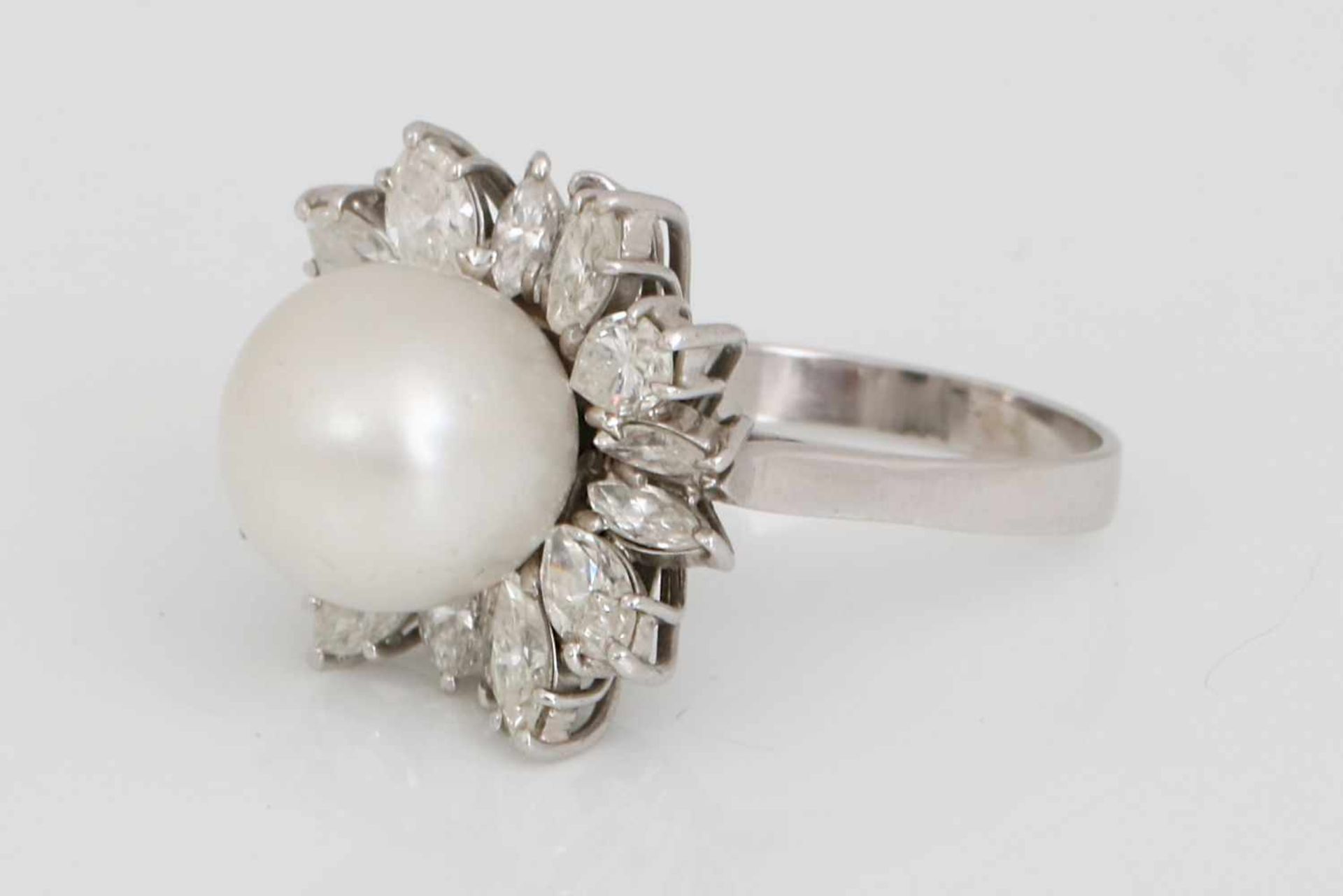 Perlenring Weißgold, 1 große weiße Perle (D 10,8mm), umringt von Diamant-Navettes, 8x ca. 0,20ct.