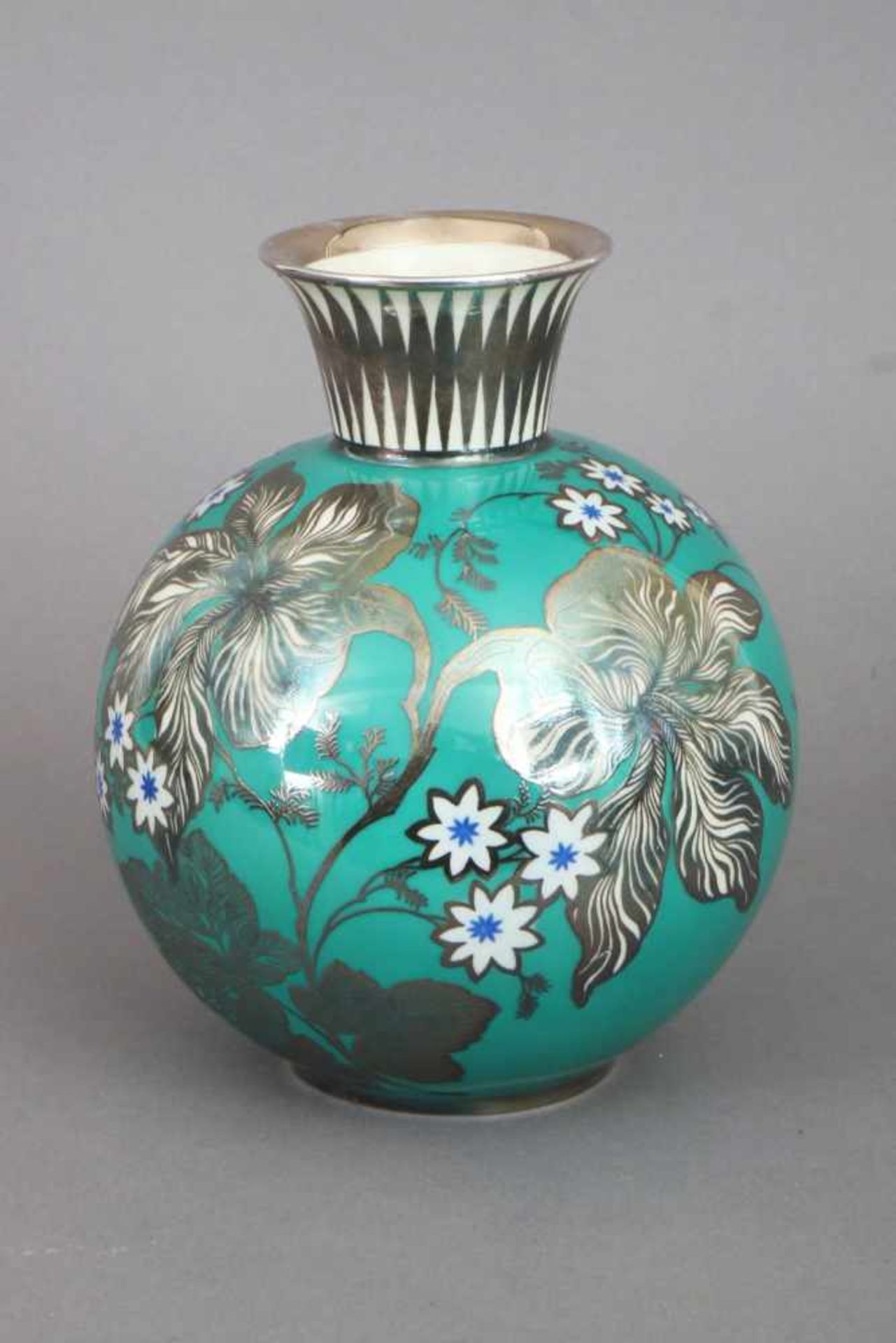 ROSENTHAL Porzellanvase mit Silver-Overlayum 1915, Kugelform mit Floraldekor in Silberauflage-