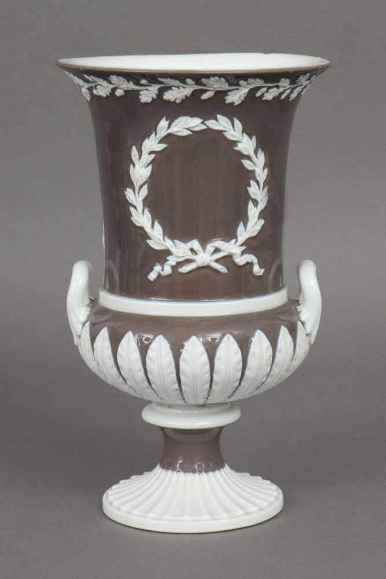 MEISSEN Kratervase des späten 19. JahrhundertsKnaufschwerter, kraterförmige Amphore mit 2 seitlichen - Bild 3 aus 5