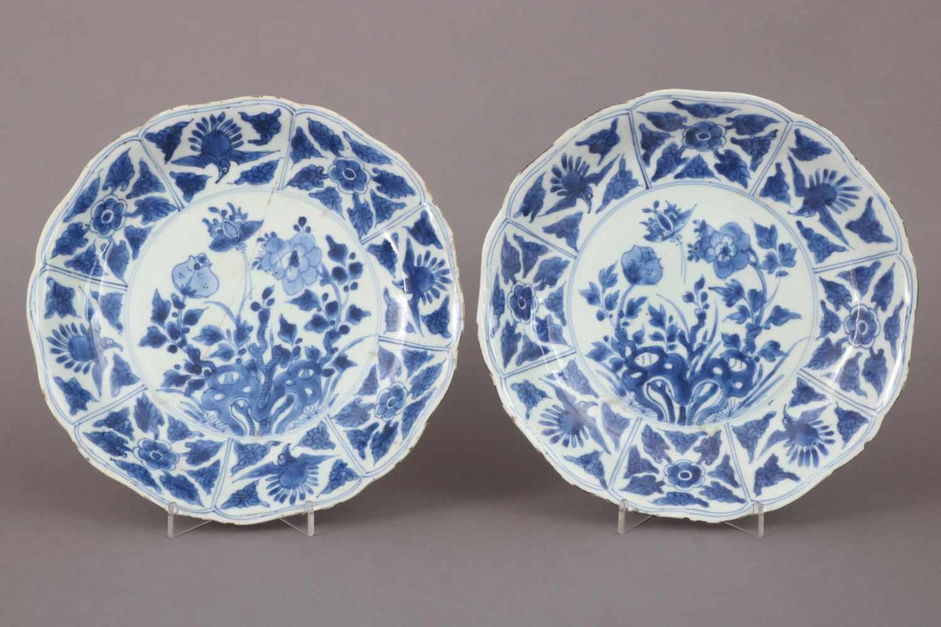 Paar chinesische TellerPorzellan, wohl 18. Jhdt., Blaumalerei, passige, leicht vertiefte Teller