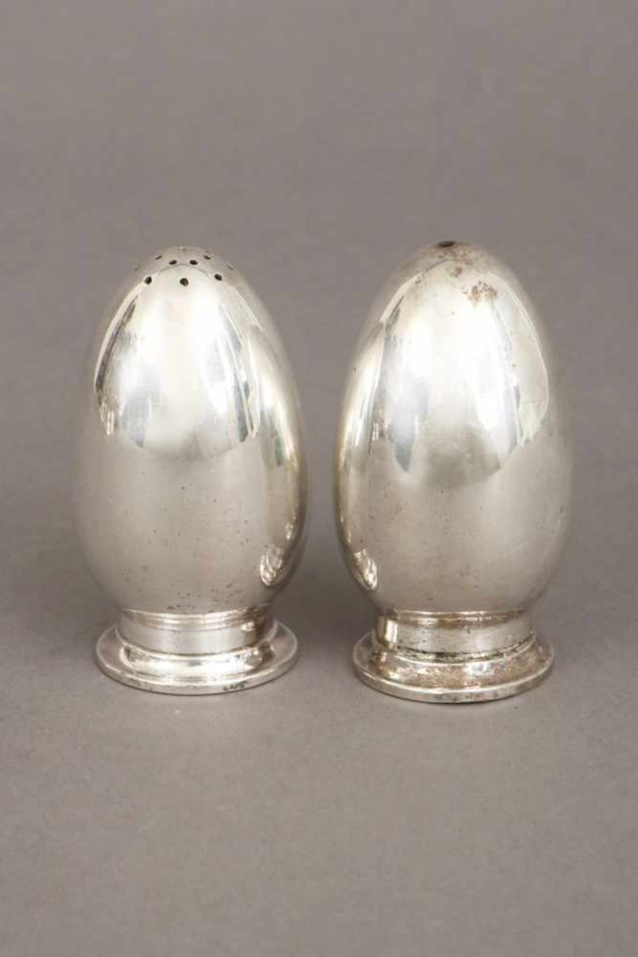 Paar Silber Gewürzstreuer (Salz und Pfeffer)830er Silber, Dänemark, ovoider Korpus, glattwandig, auf