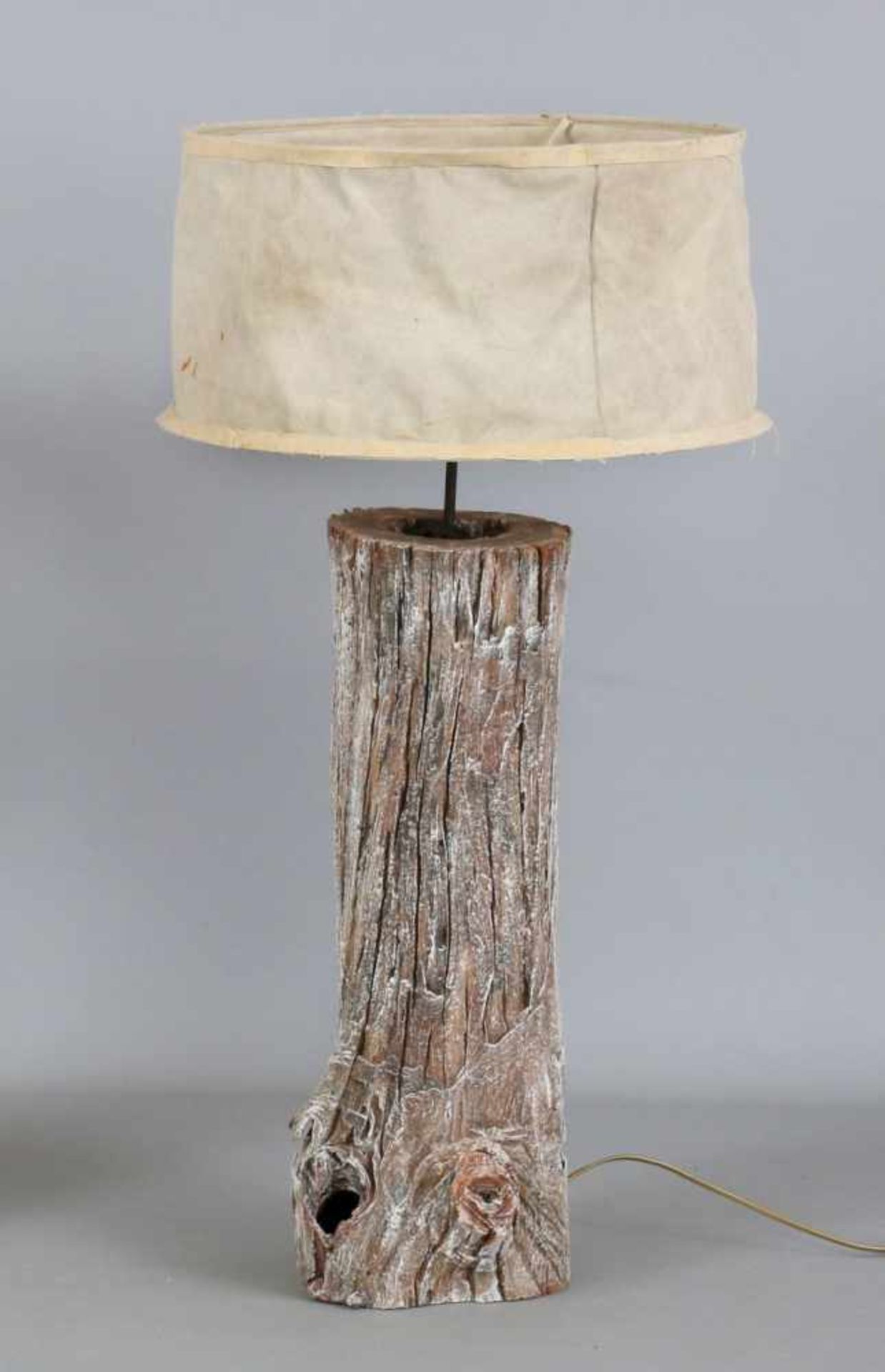 TischlampeFuß in Form eines Baumstammes mit weißer Patinierung, 1 elektrische Brennstelle, grober,