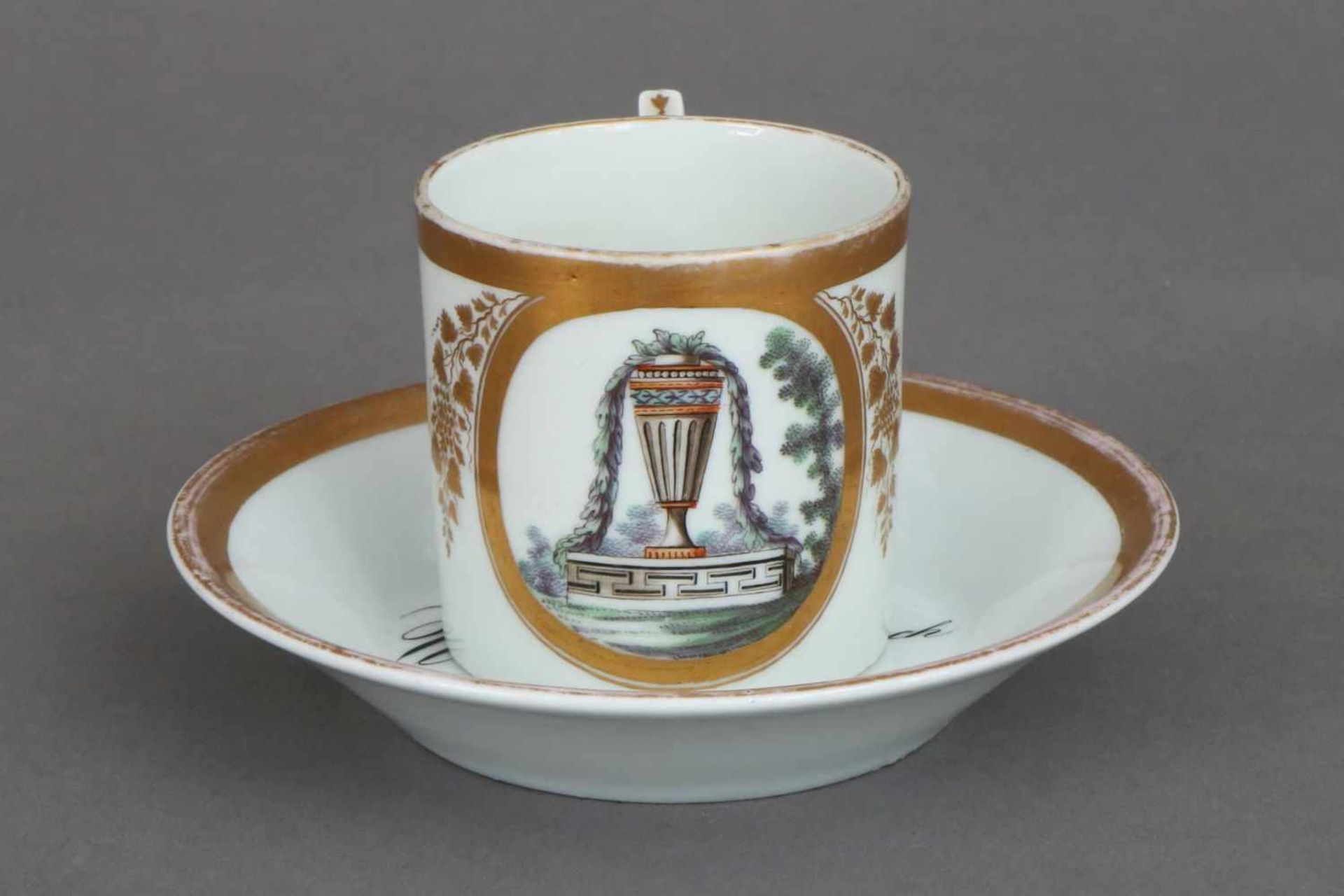Empire TassePorzellan (ungemarkt), zylindrische Tasse mit J-förmigem Griff, ovale Kartusche mit