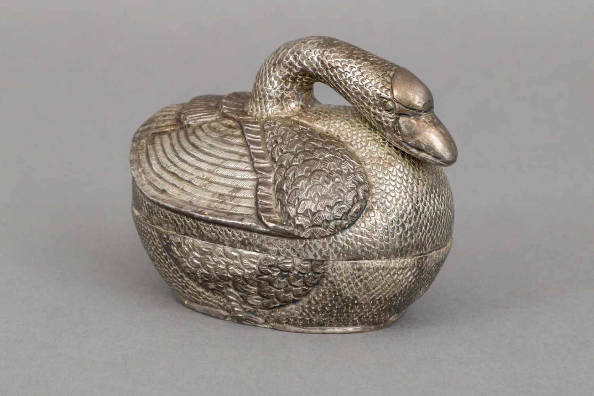 Khmer Silberdose in Form eines SchwansDeckeldose in vollplastischer Form, Wandung getrieben und